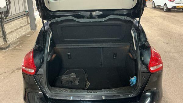 Ford Focus - Image 8