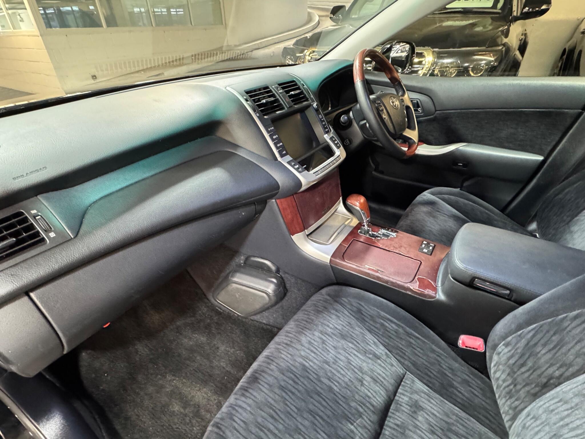 Toyota CROWN - Image 11