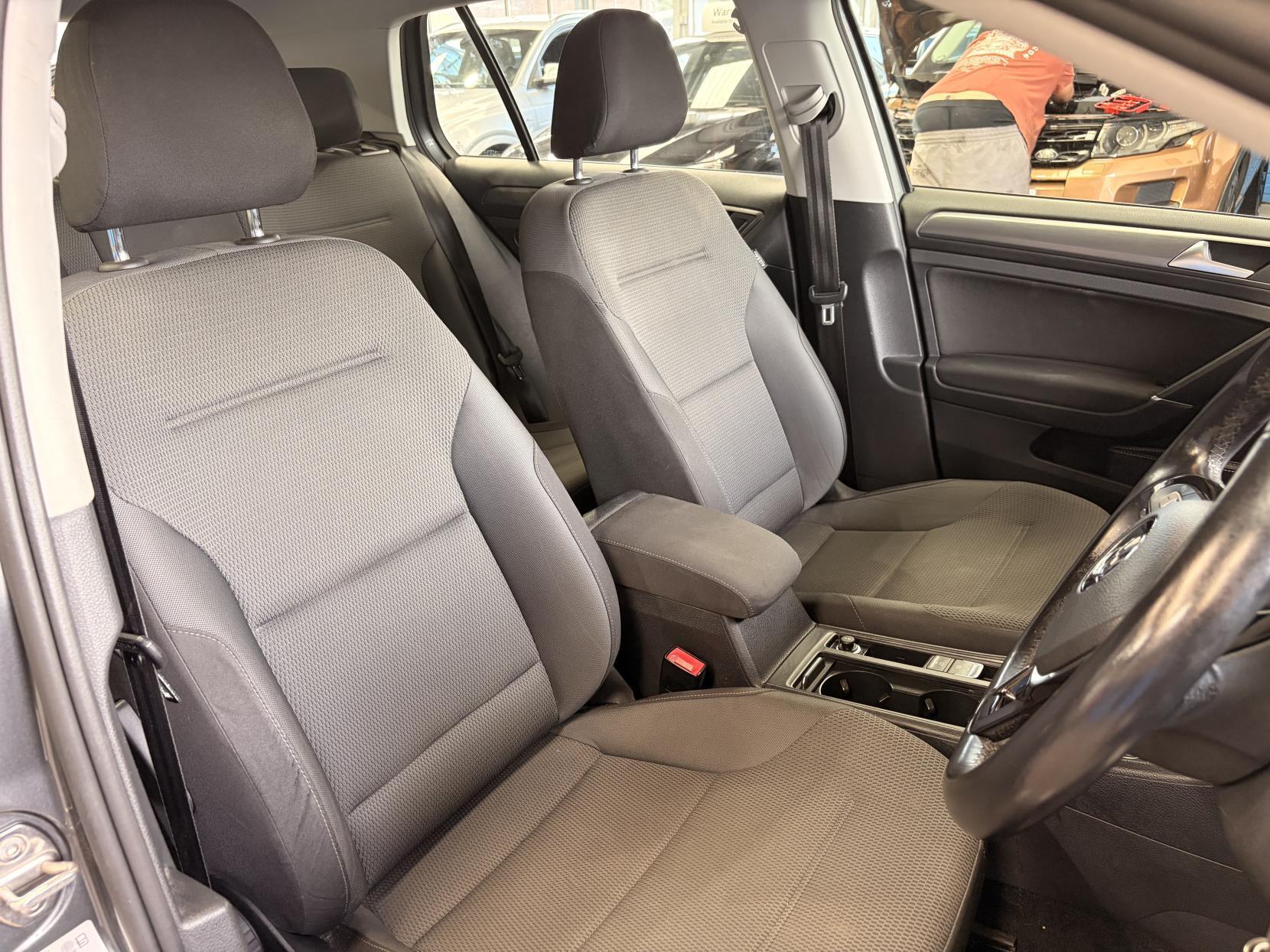 Volkswagen Golf - Image 19