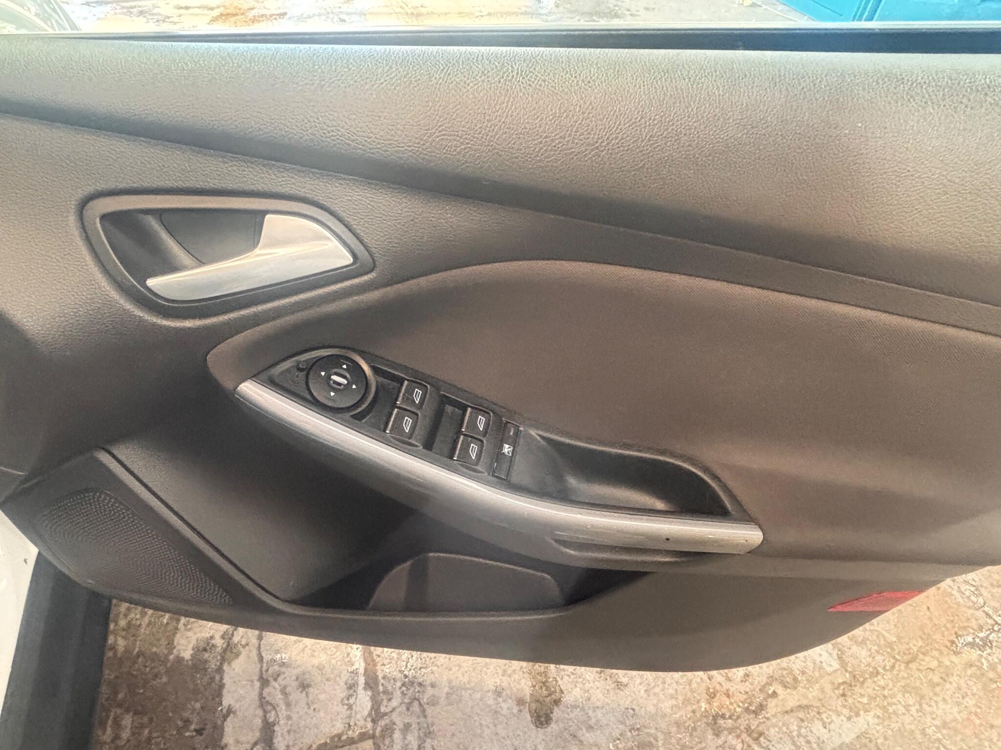 Ford Focus - Image 24