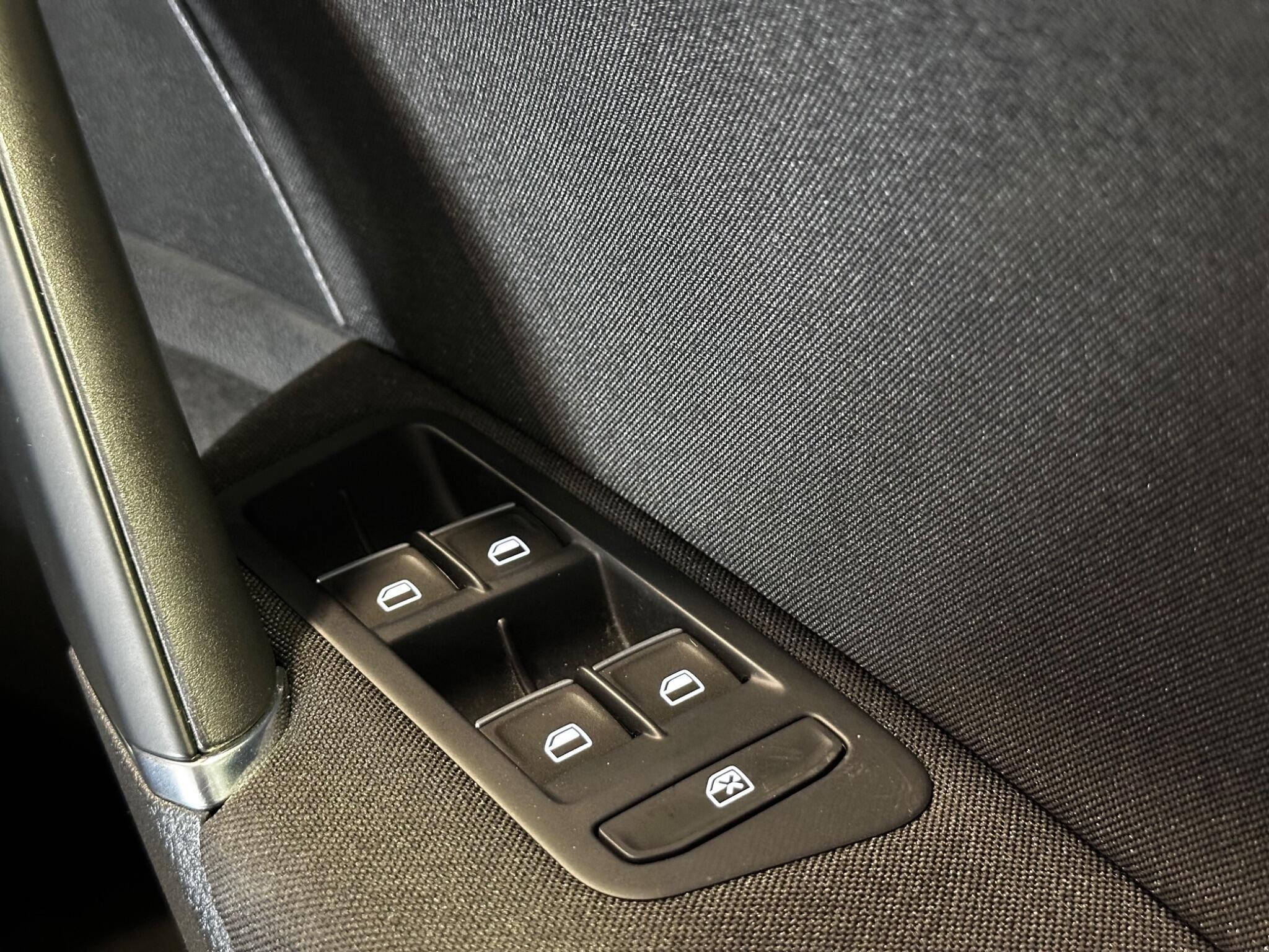 Volkswagen Golf - Image 11