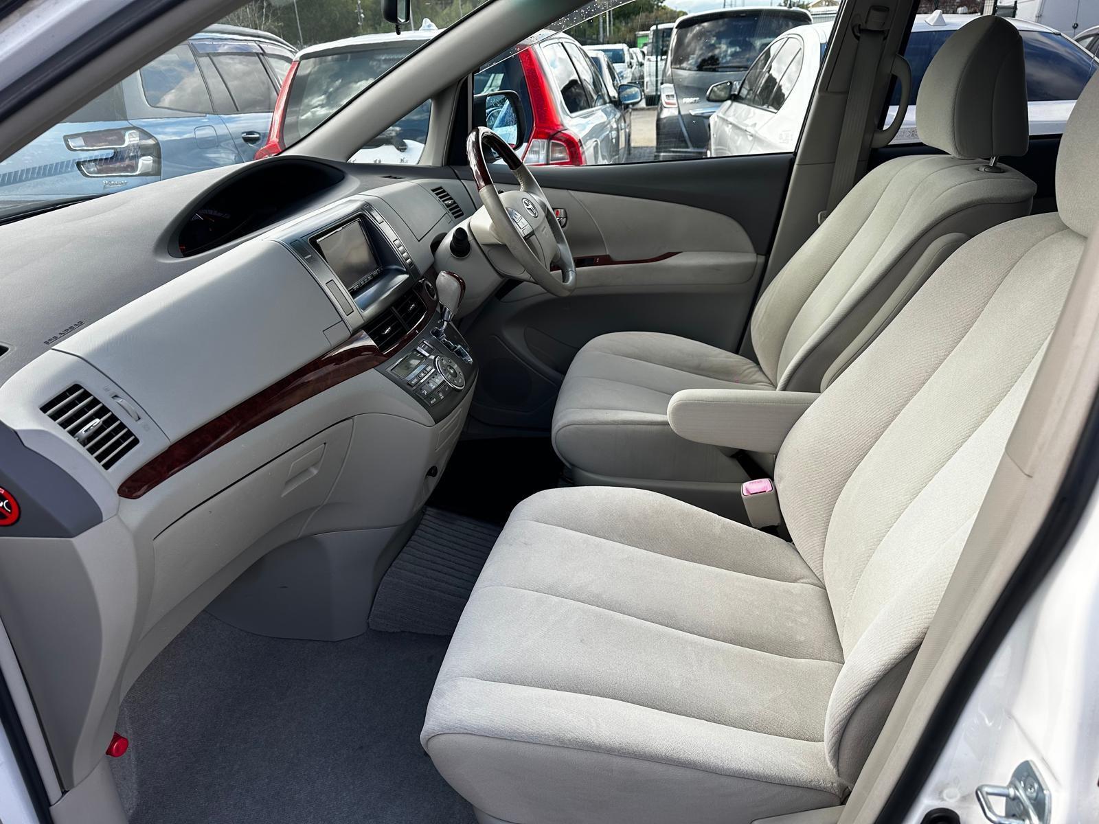 Toyota Estima Aeras G - Image 11