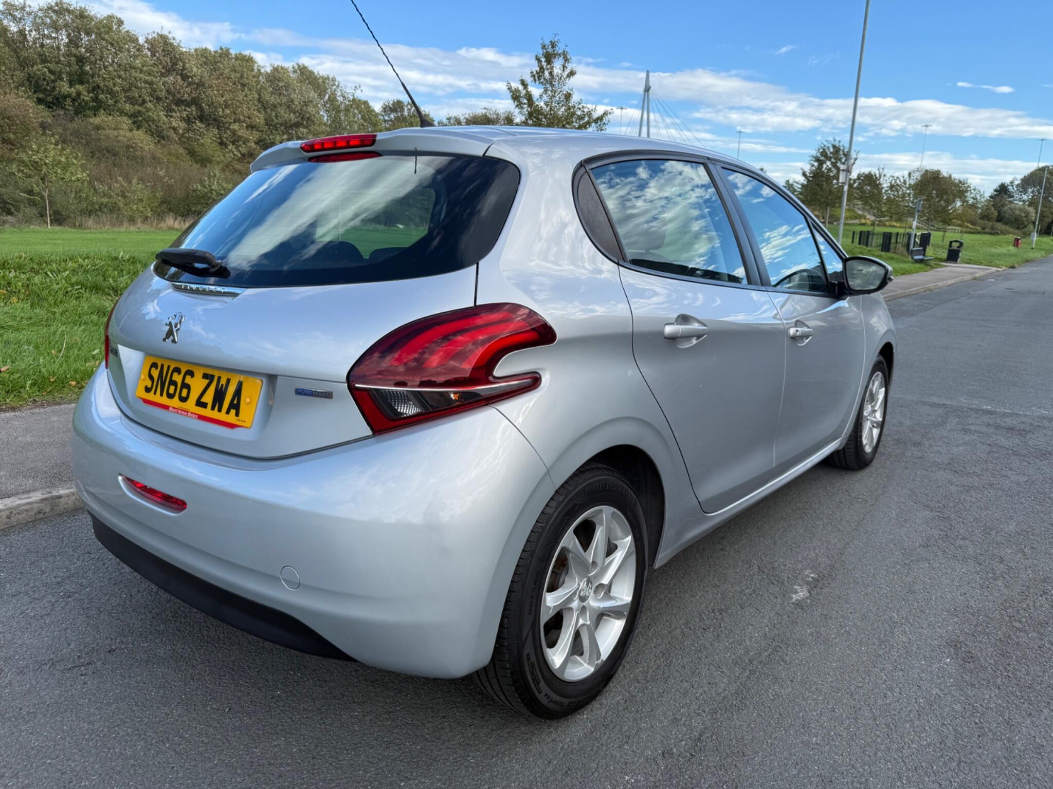 Peugeot 208 - Image 5
