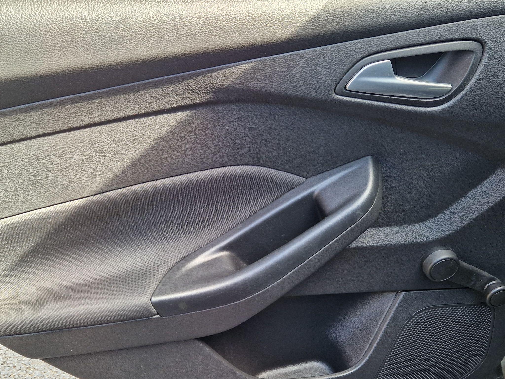 Ford Focus - Image 42