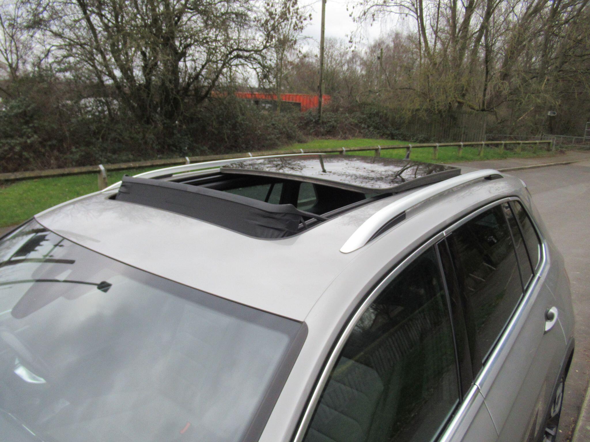 Volkswagen Tiguan - Image 16