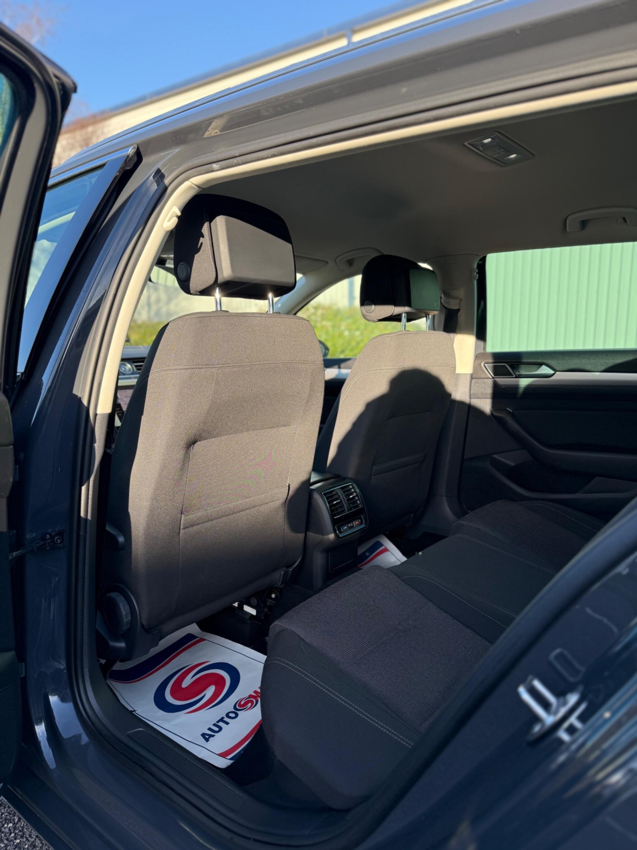 Volkswagen Passat - Image 29