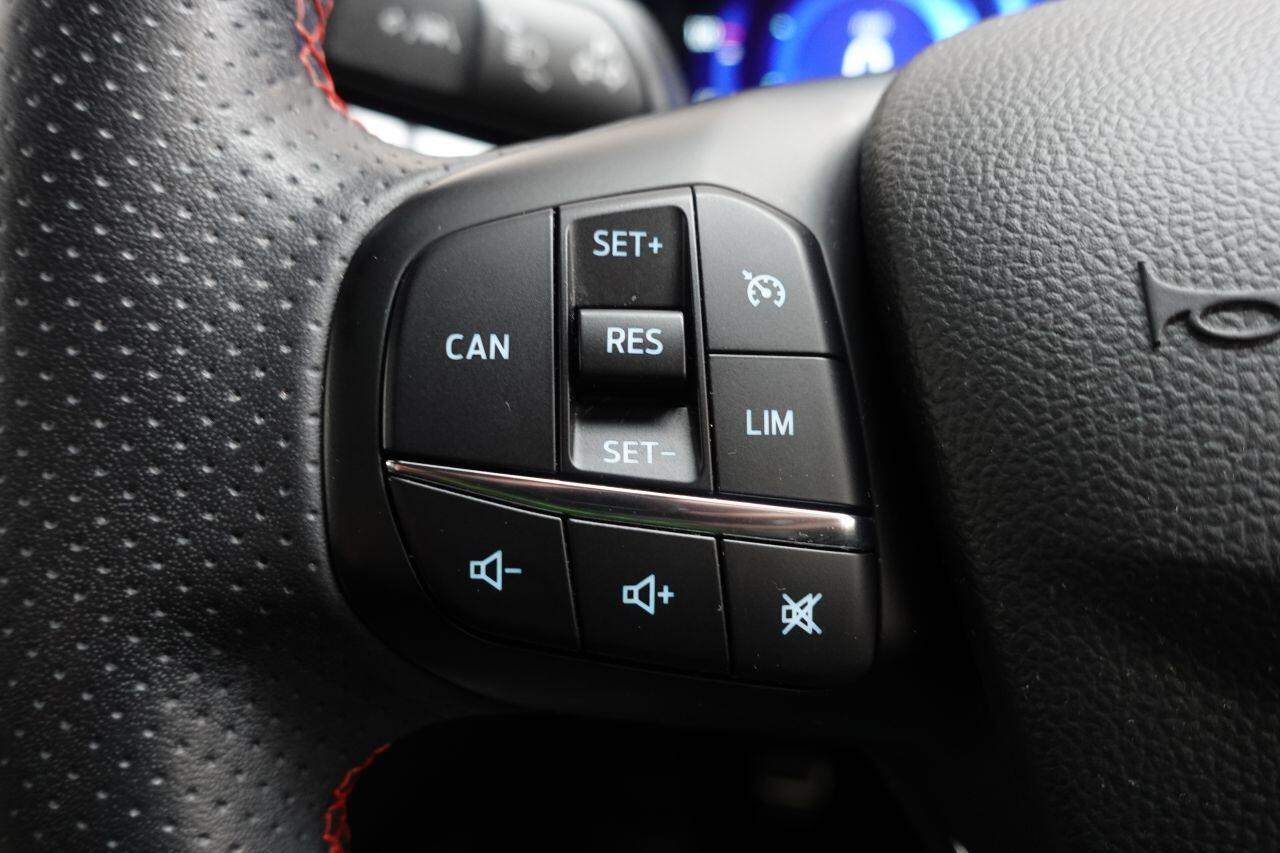 Ford Focus - Image 40