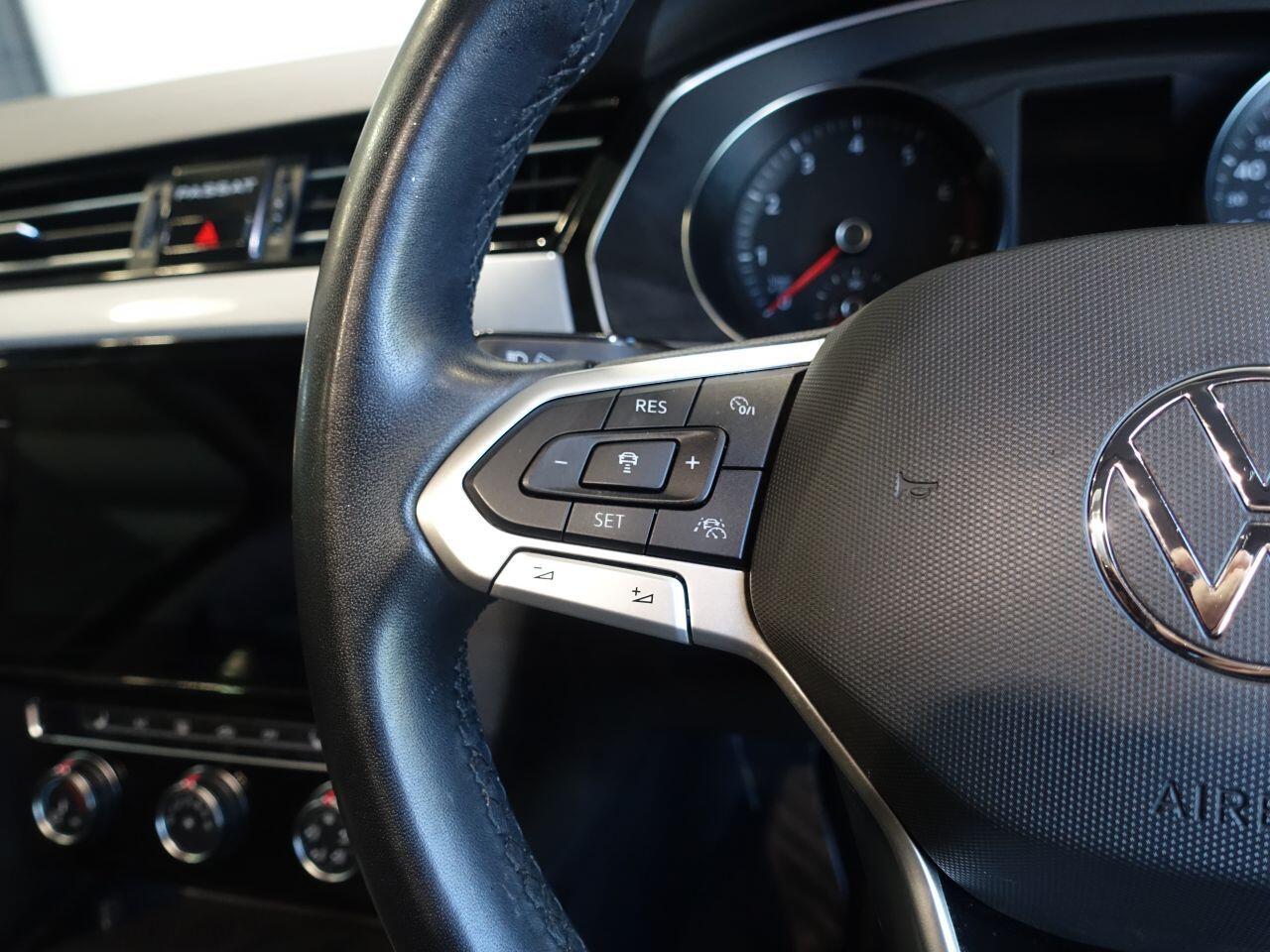 Volkswagen Passat - Image 20
