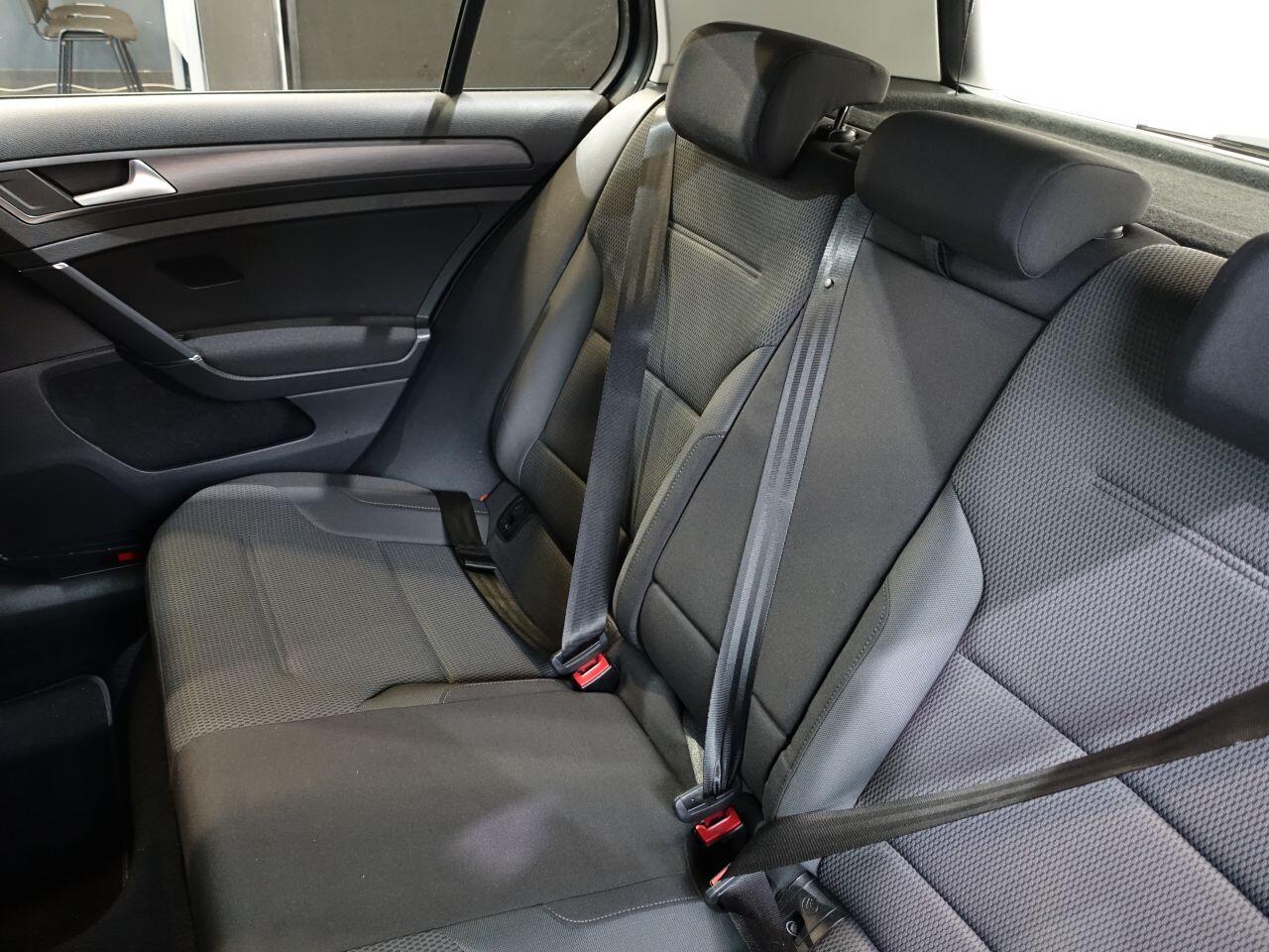 Volkswagen Golf - Image 17