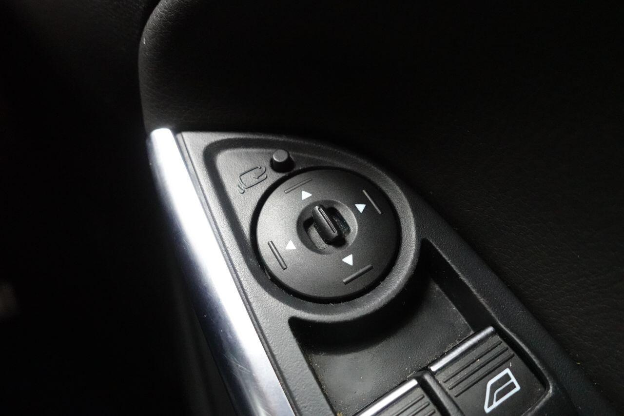 Ford Focus - Image 48