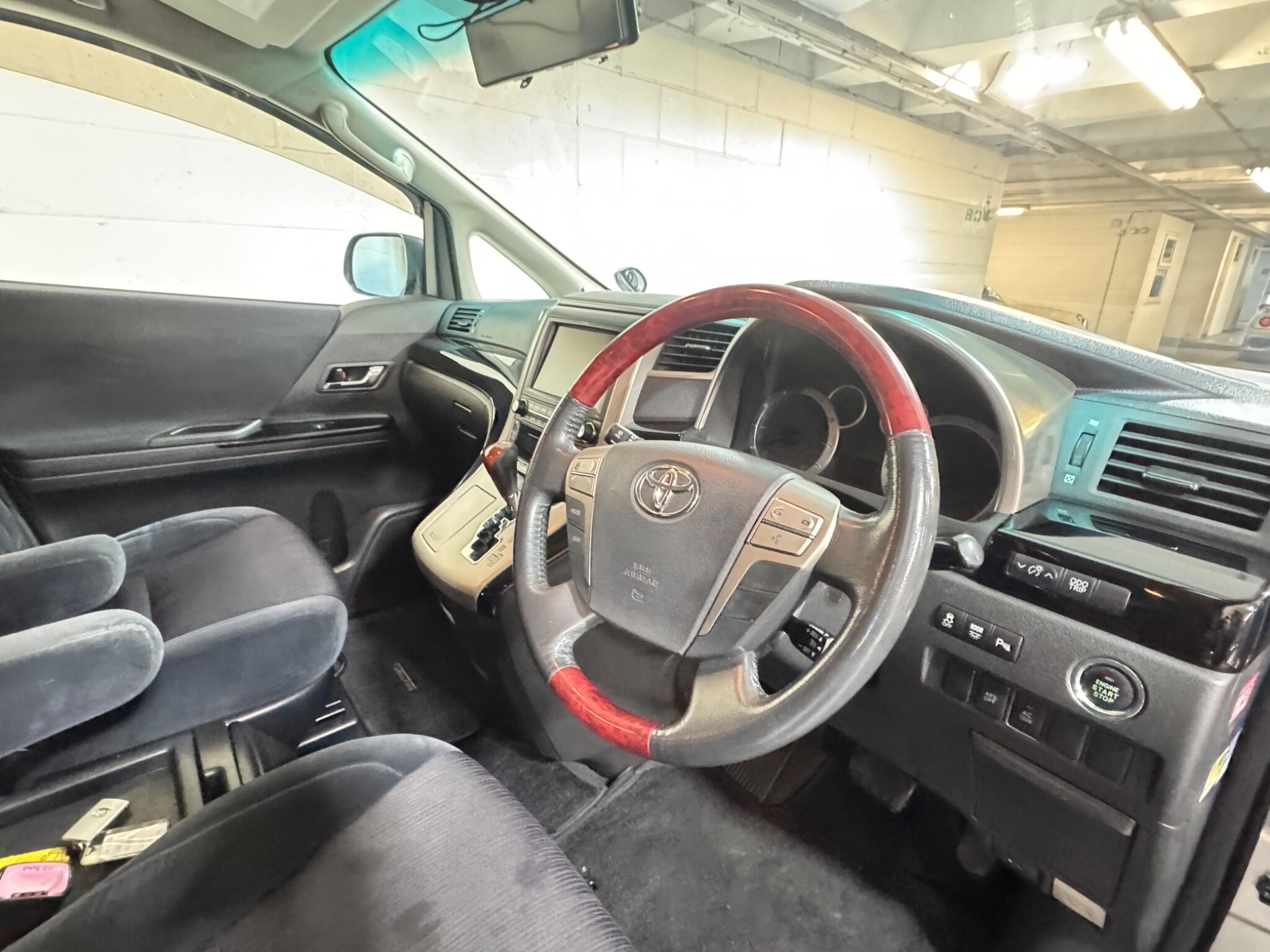 Toyota Vellfire - Image 9