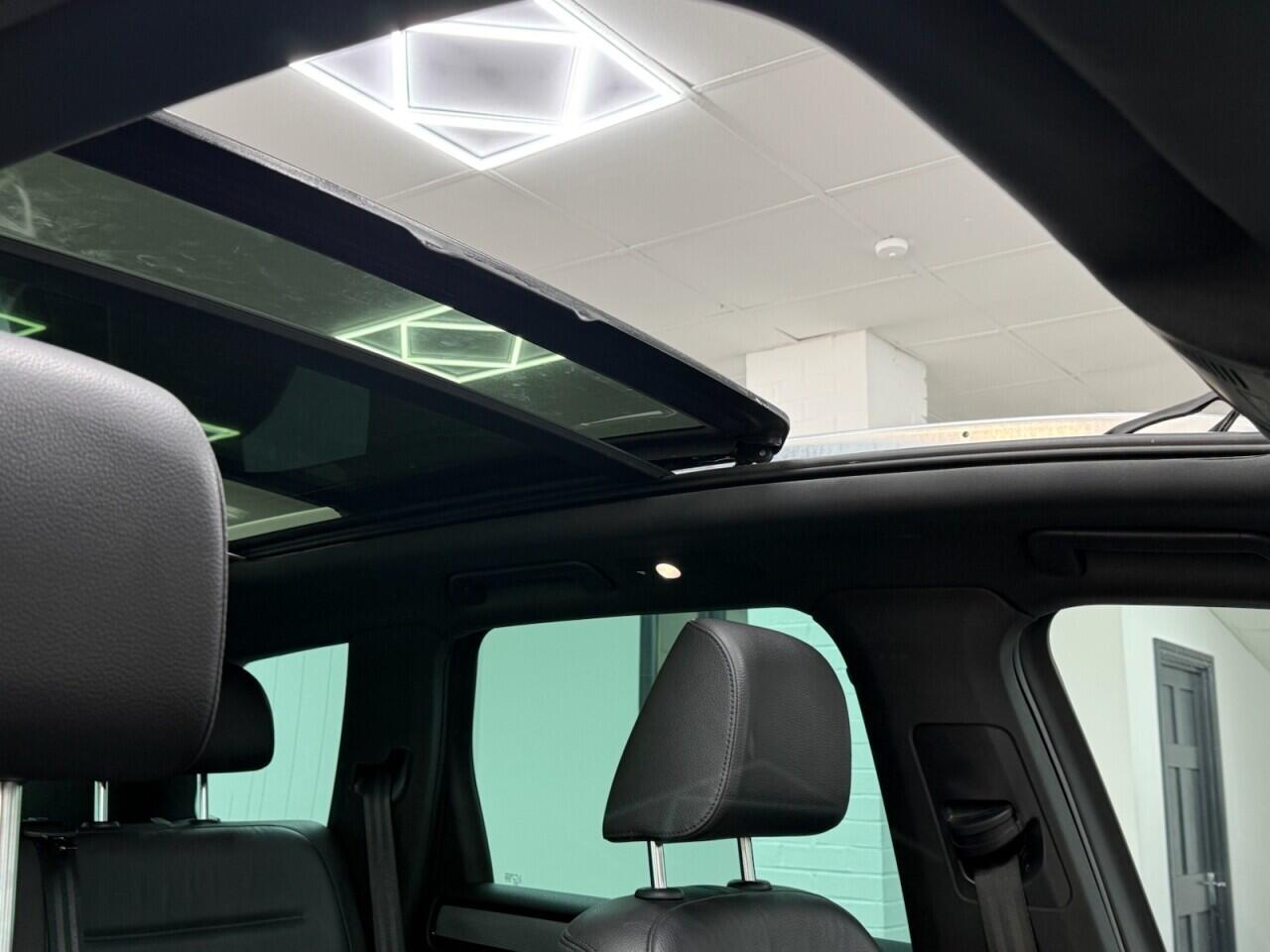 Volkswagen Touareg - Image 17