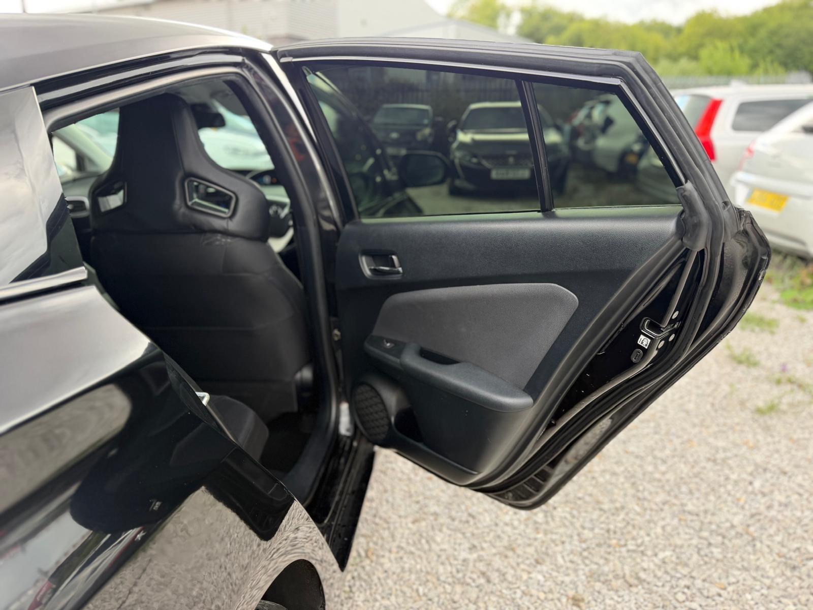 Toyota Prius - Image 12