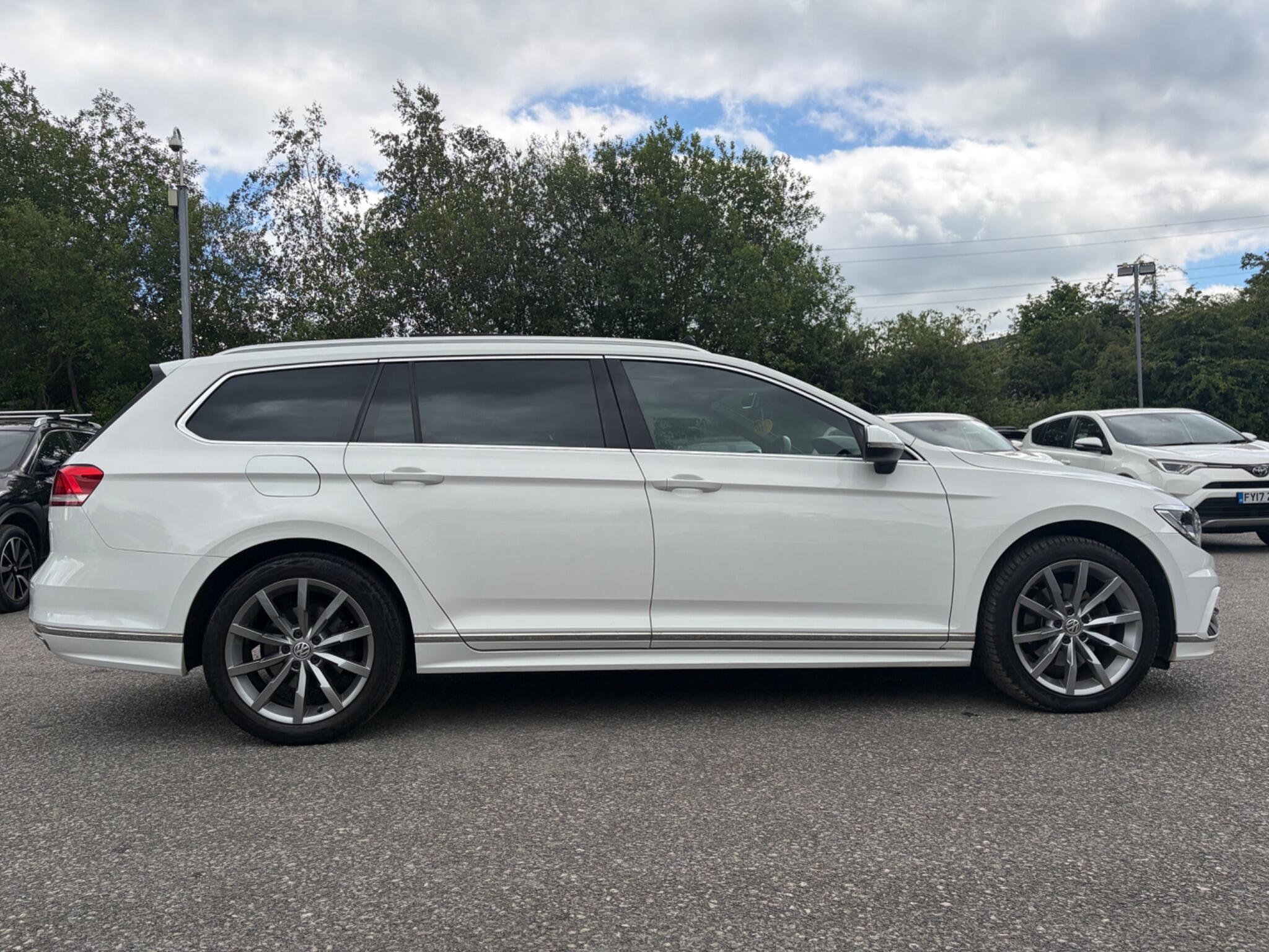 Volkswagen Passat - Image 16
