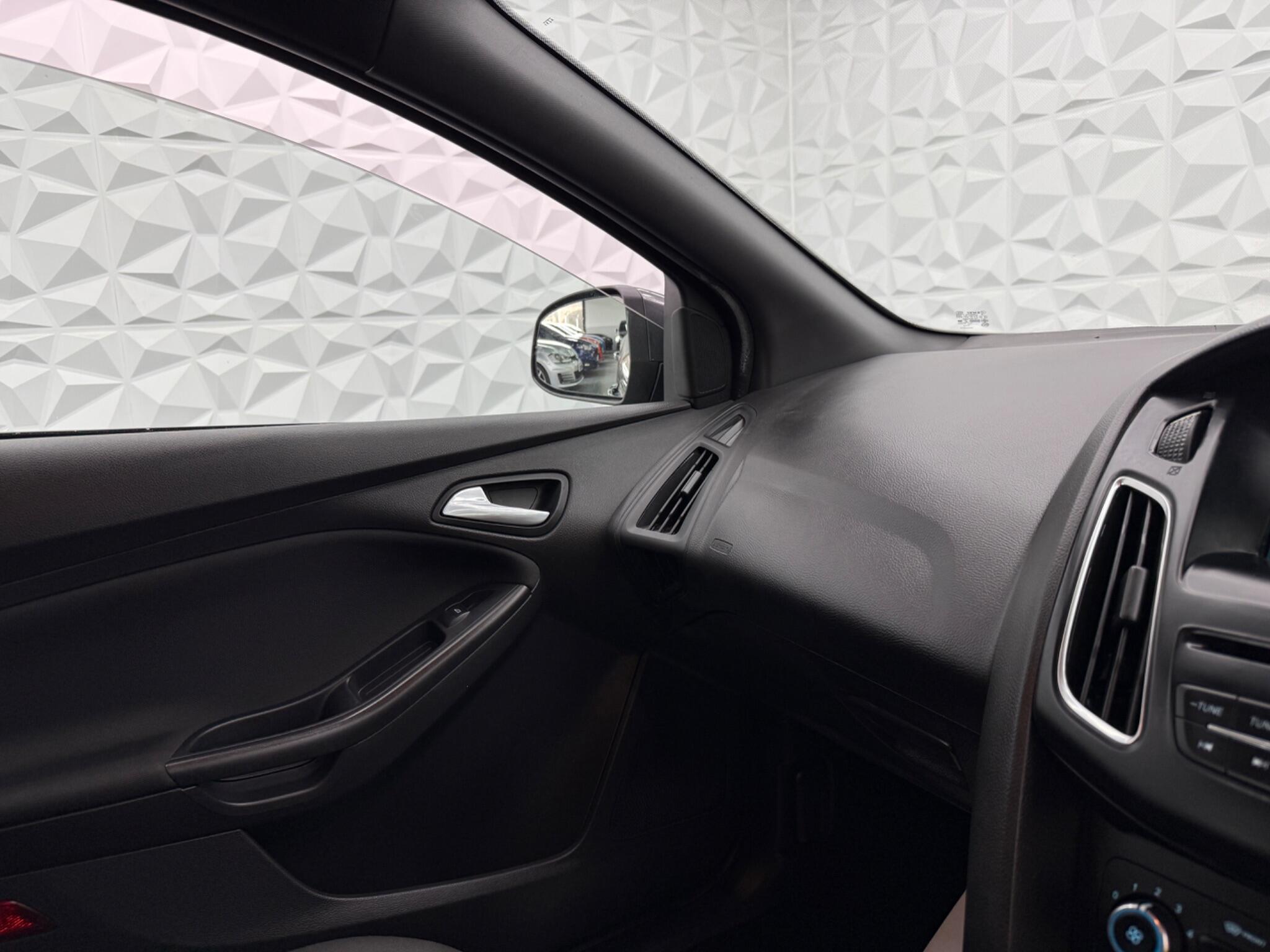 Ford Focus - Image 29