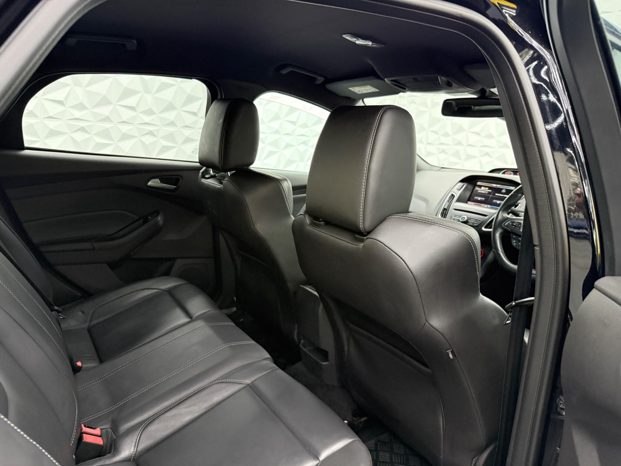 Ford Focus - Image 25