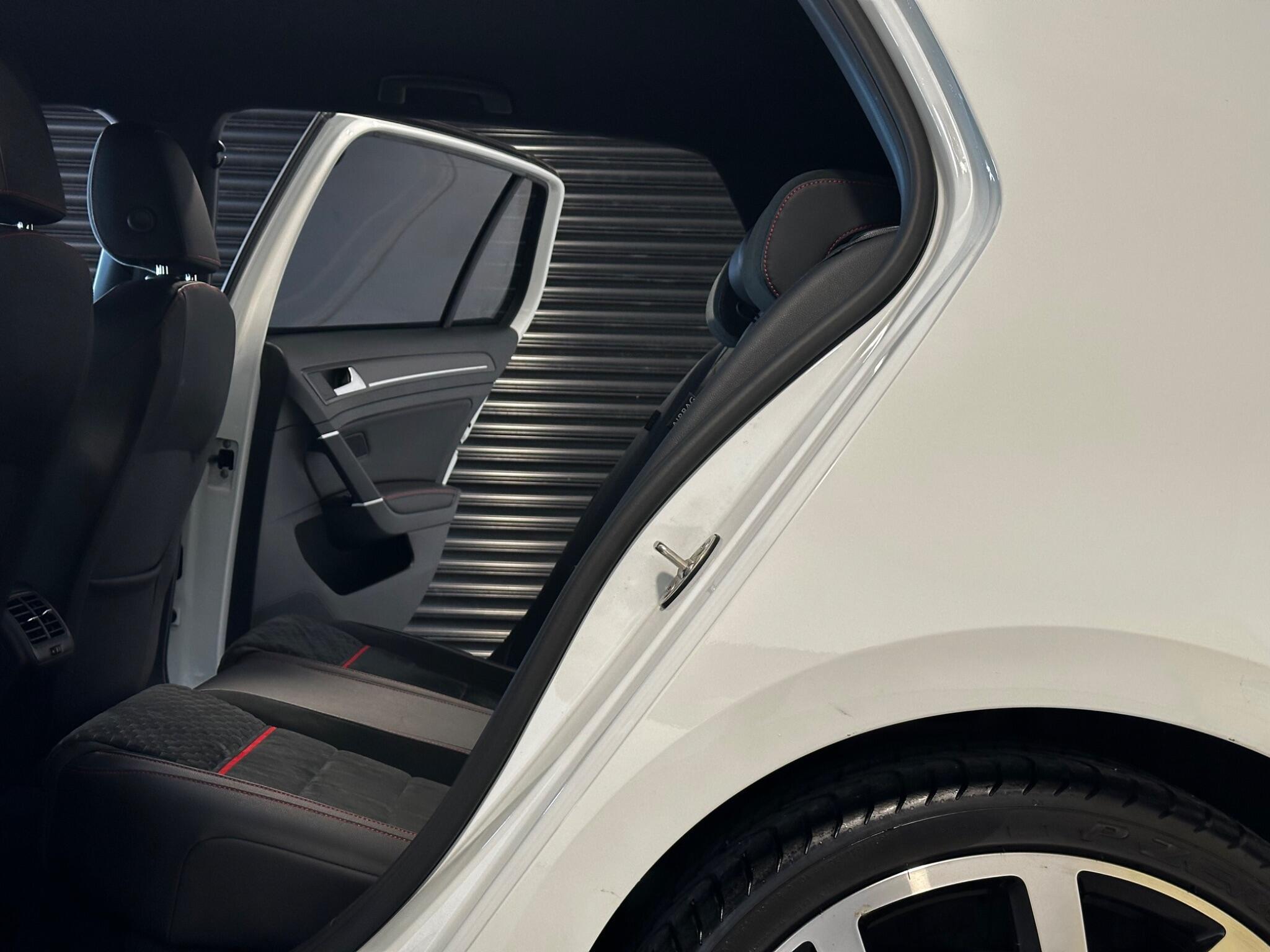 Volkswagen Golf - Image 18