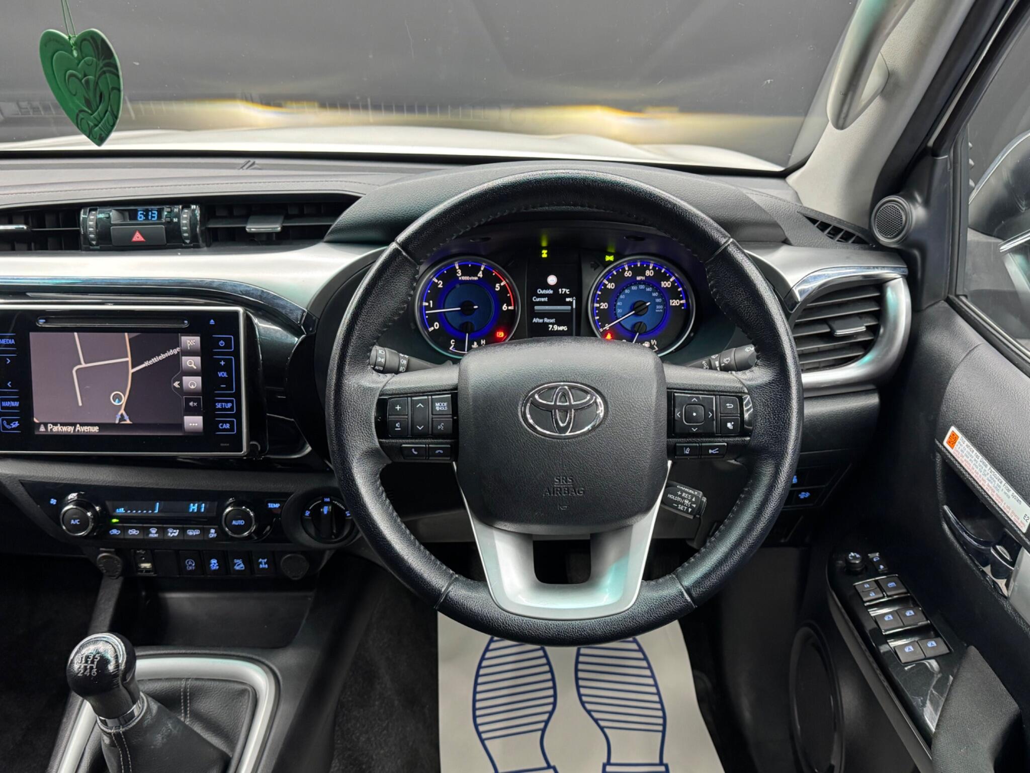 Toyota Hilux - Image 18