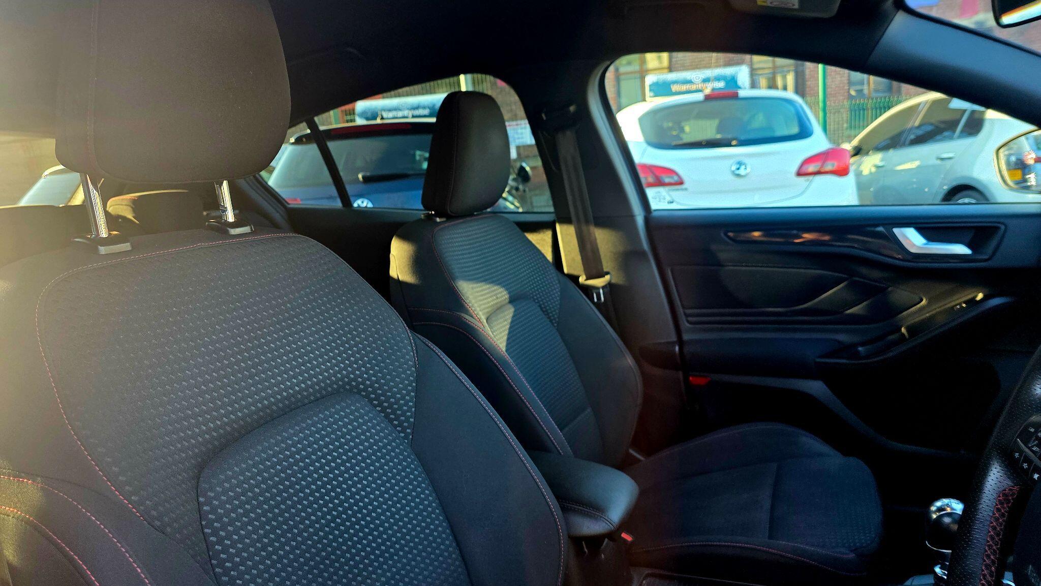 Ford Focus - Image 12