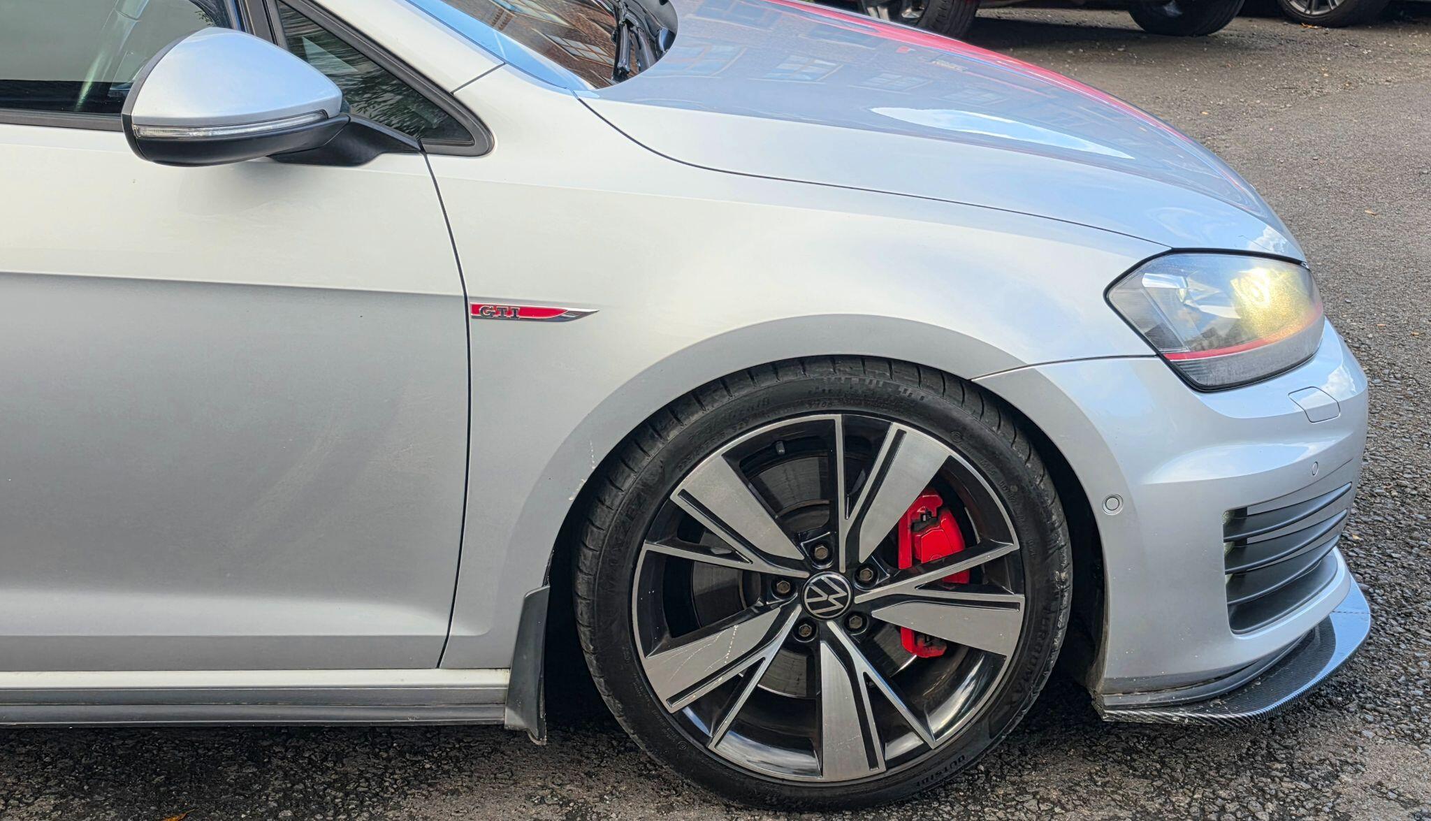 Volkswagen Golf - Image 9