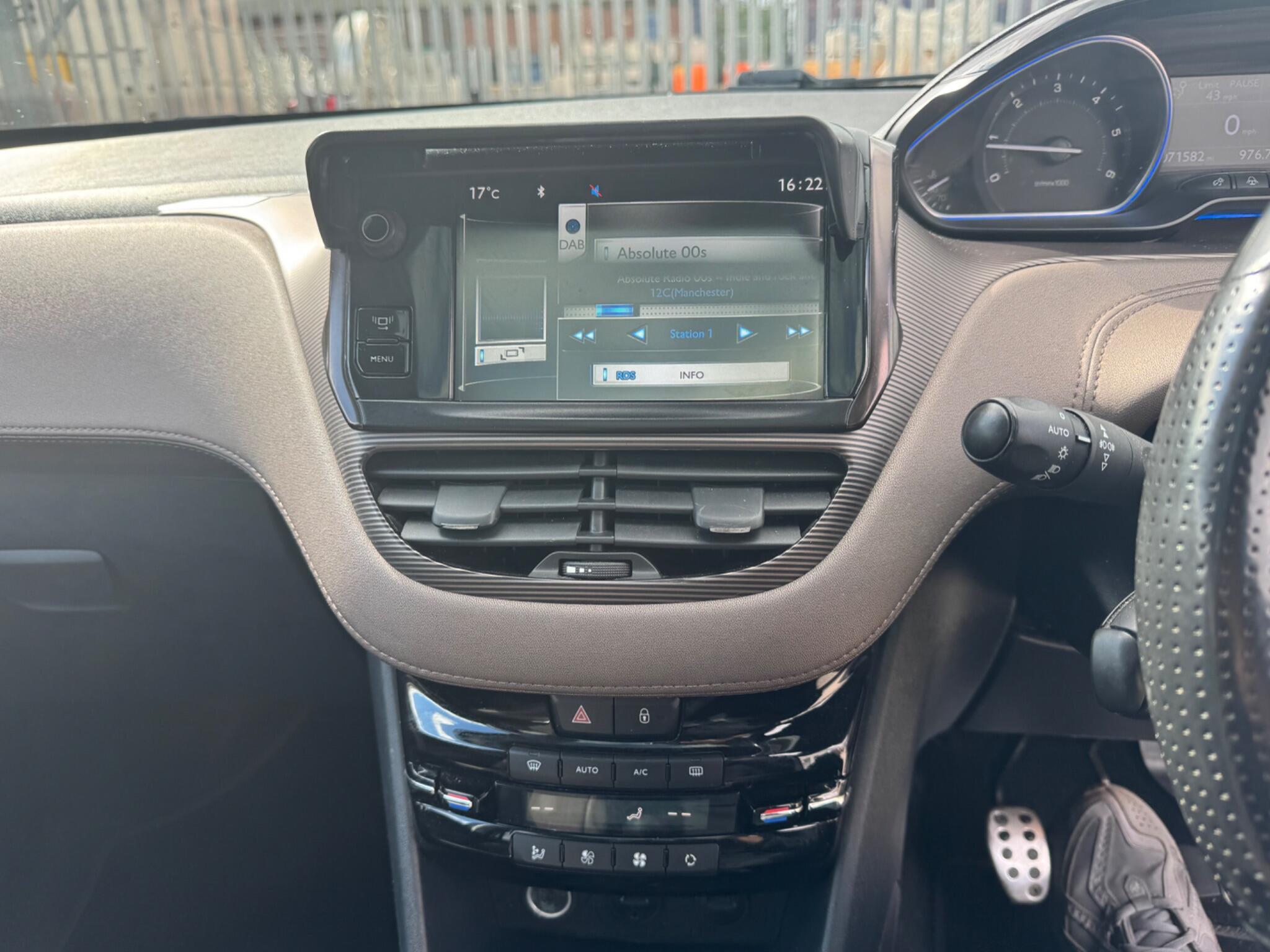 Peugeot 2008 - Image 8