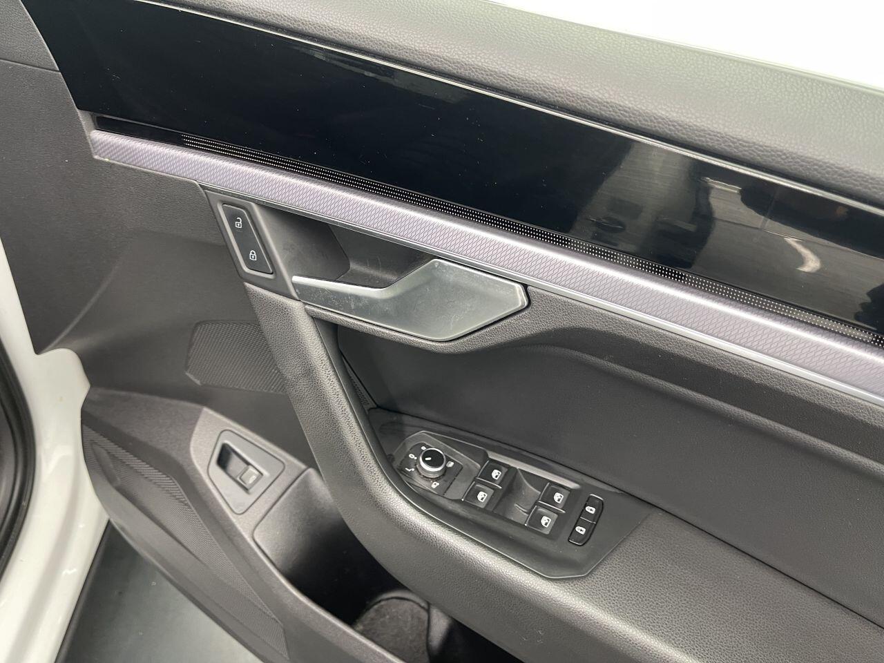 Volkswagen Touareg - Image 30