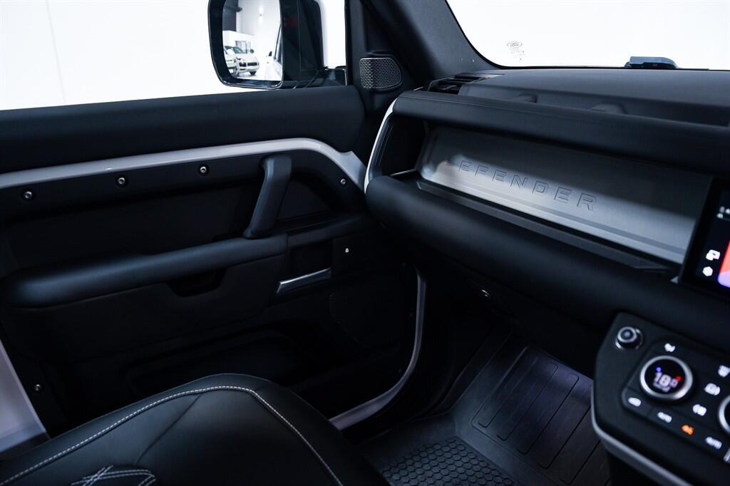 Land Rover Defender 90 - Image 16