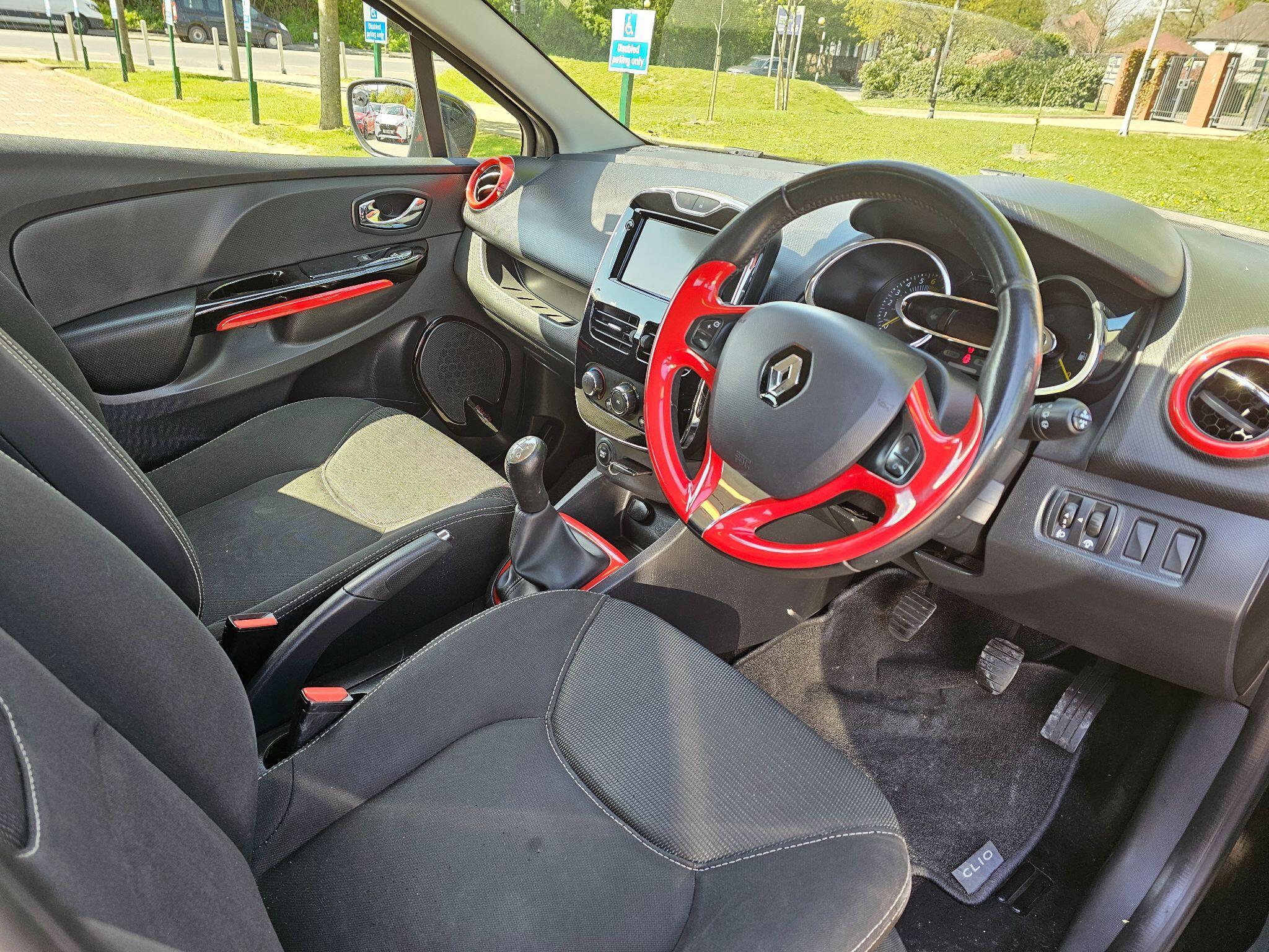 Renault Clio - Image 29