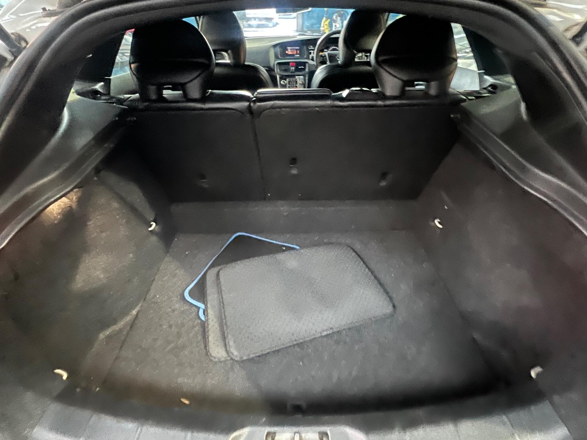 Volvo V40 - Image 25