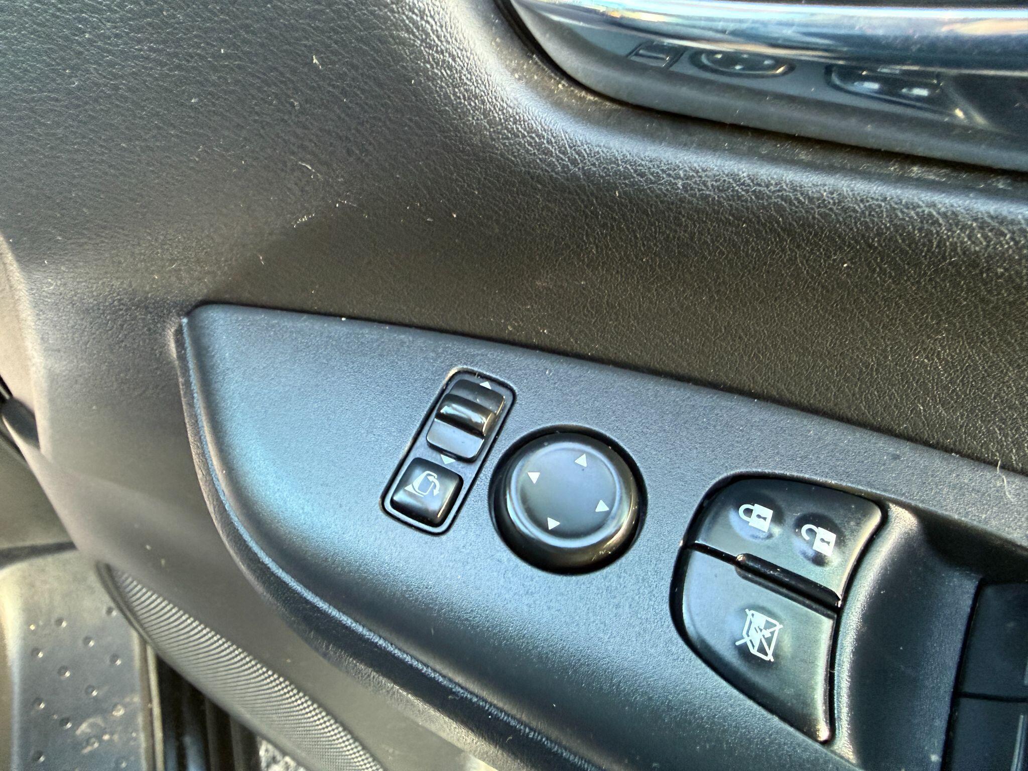 Nissan Serena - Image 63