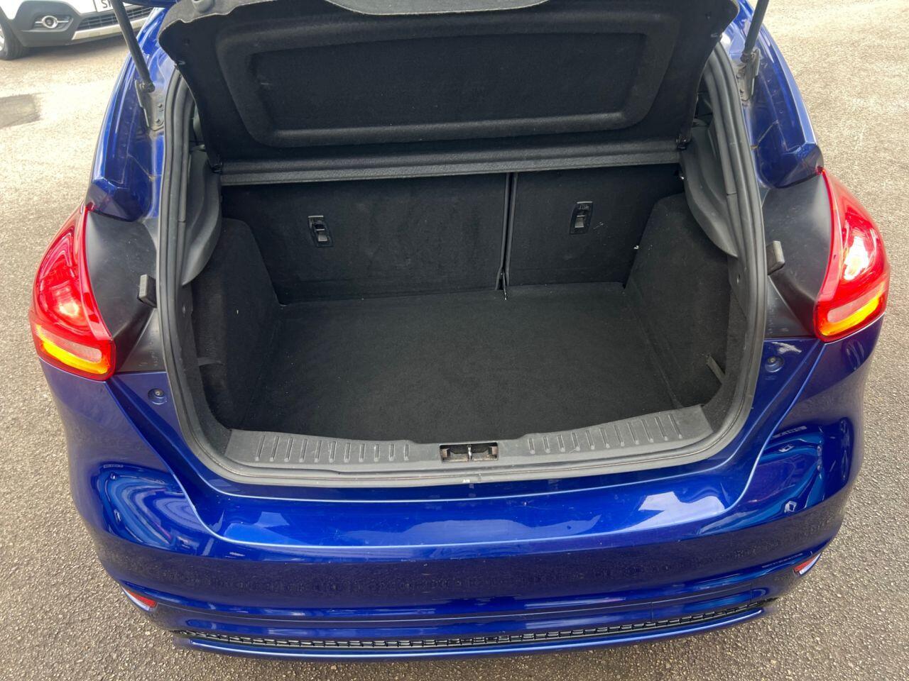 Ford Focus - Image 12