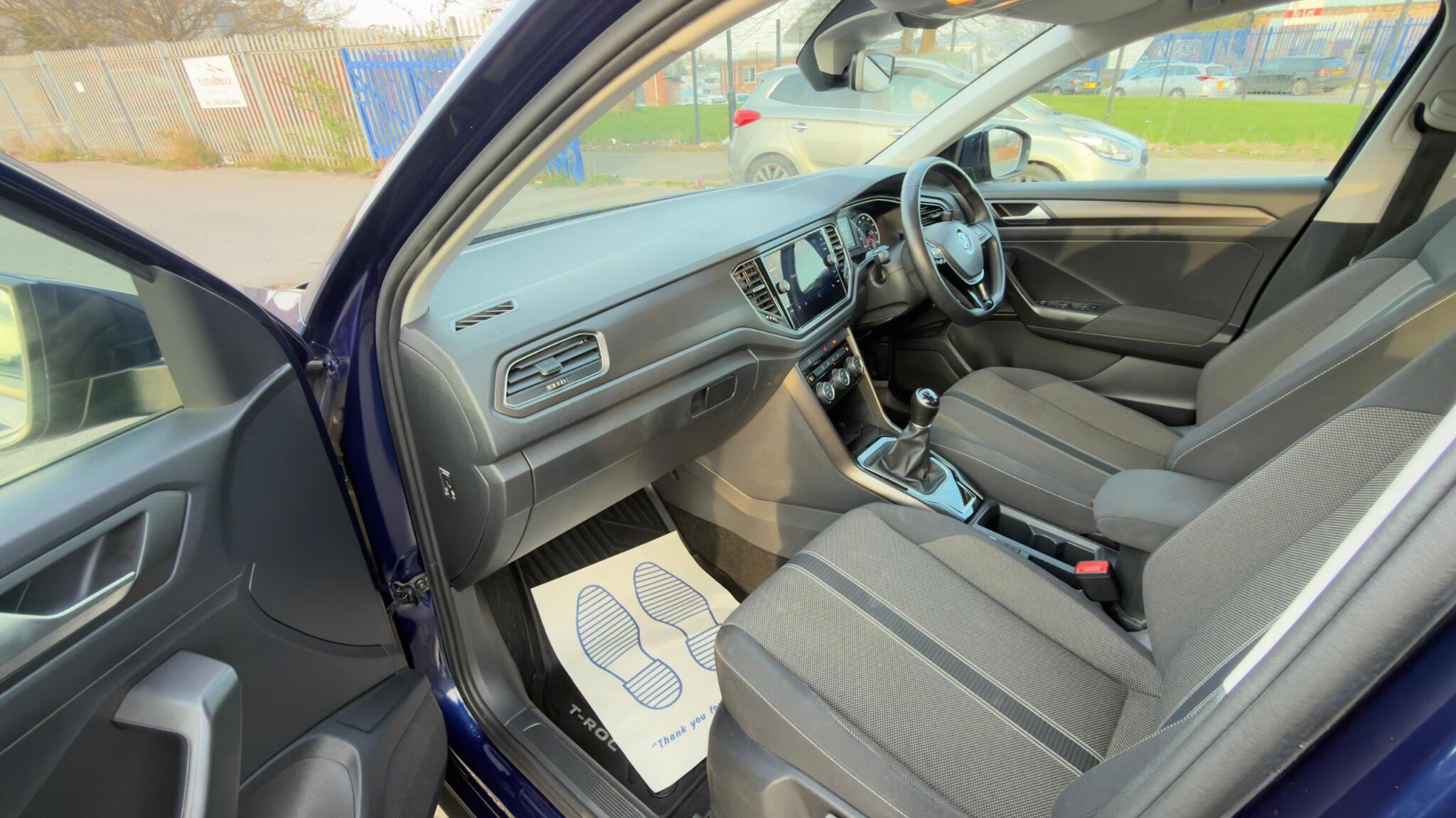 Volkswagen T-Roc - Image 38