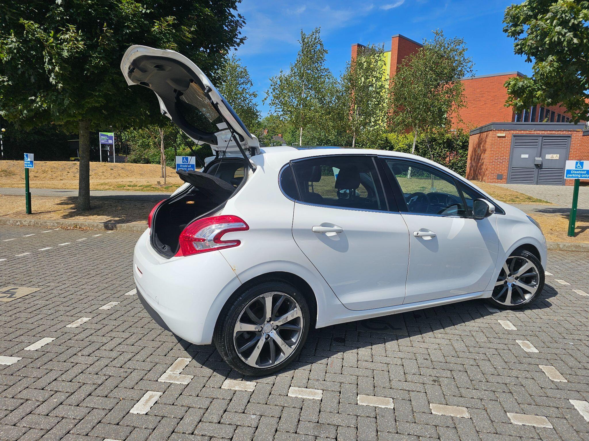 Peugeot 208 - Image 3