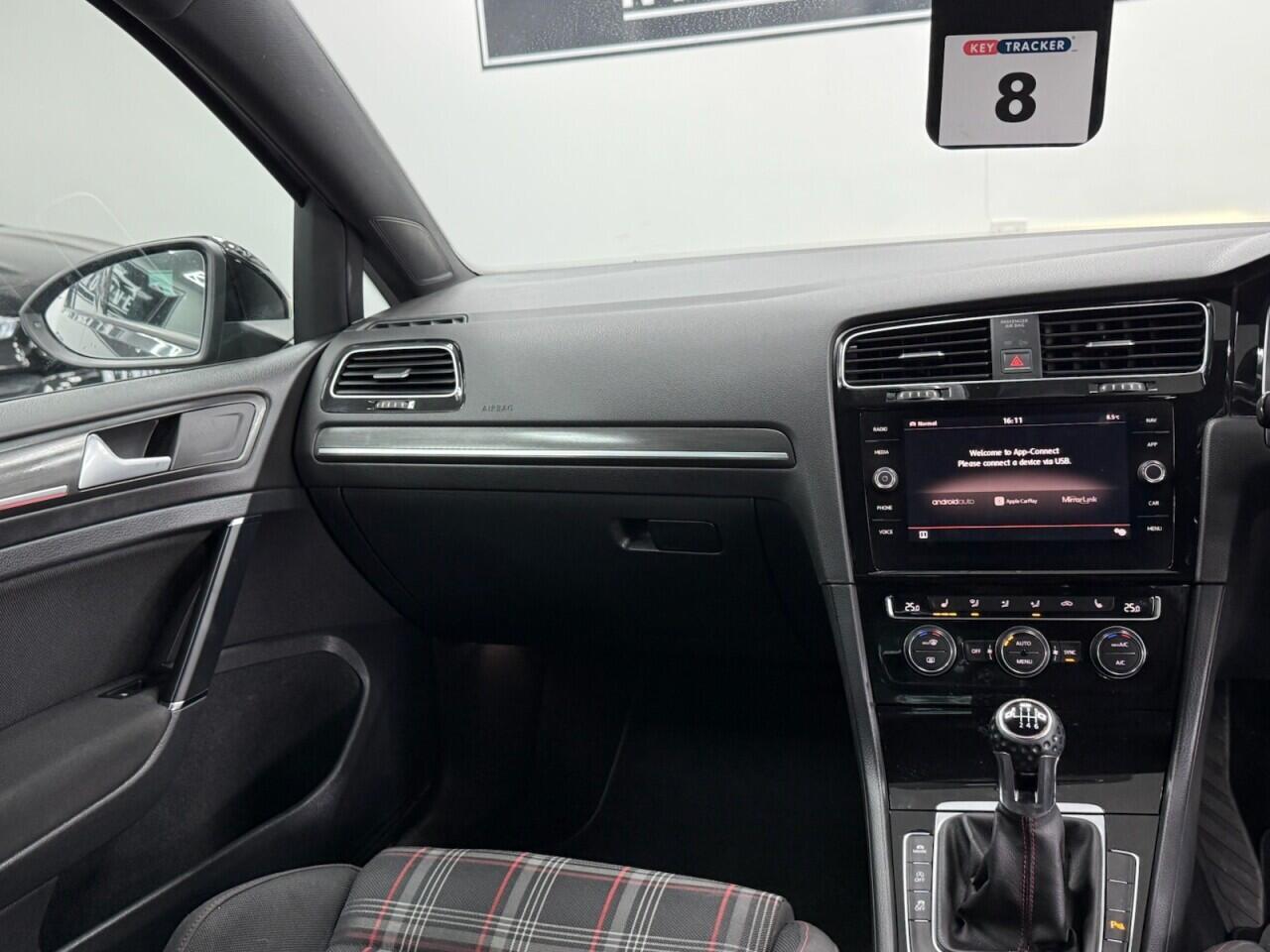 Volkswagen Golf - Image 30