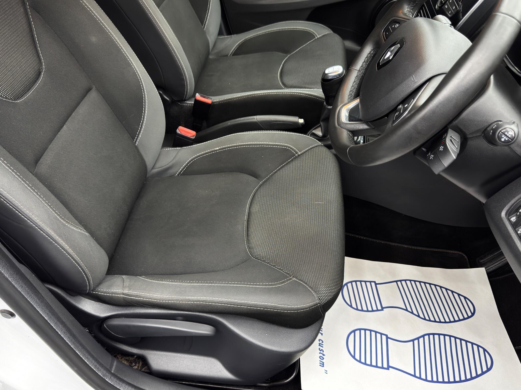 Renault Clio - Image 13