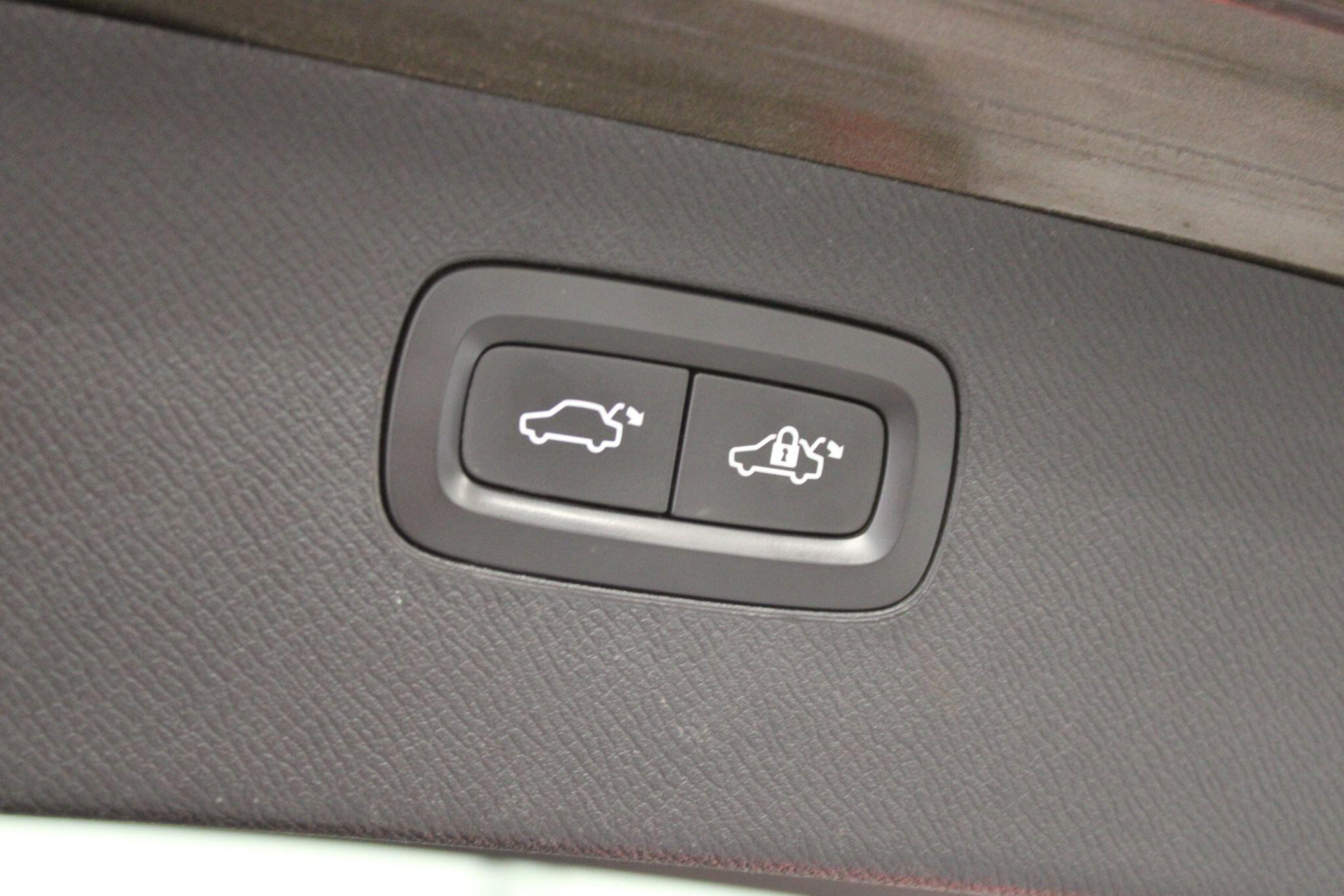 Volvo XC90 - Image 18