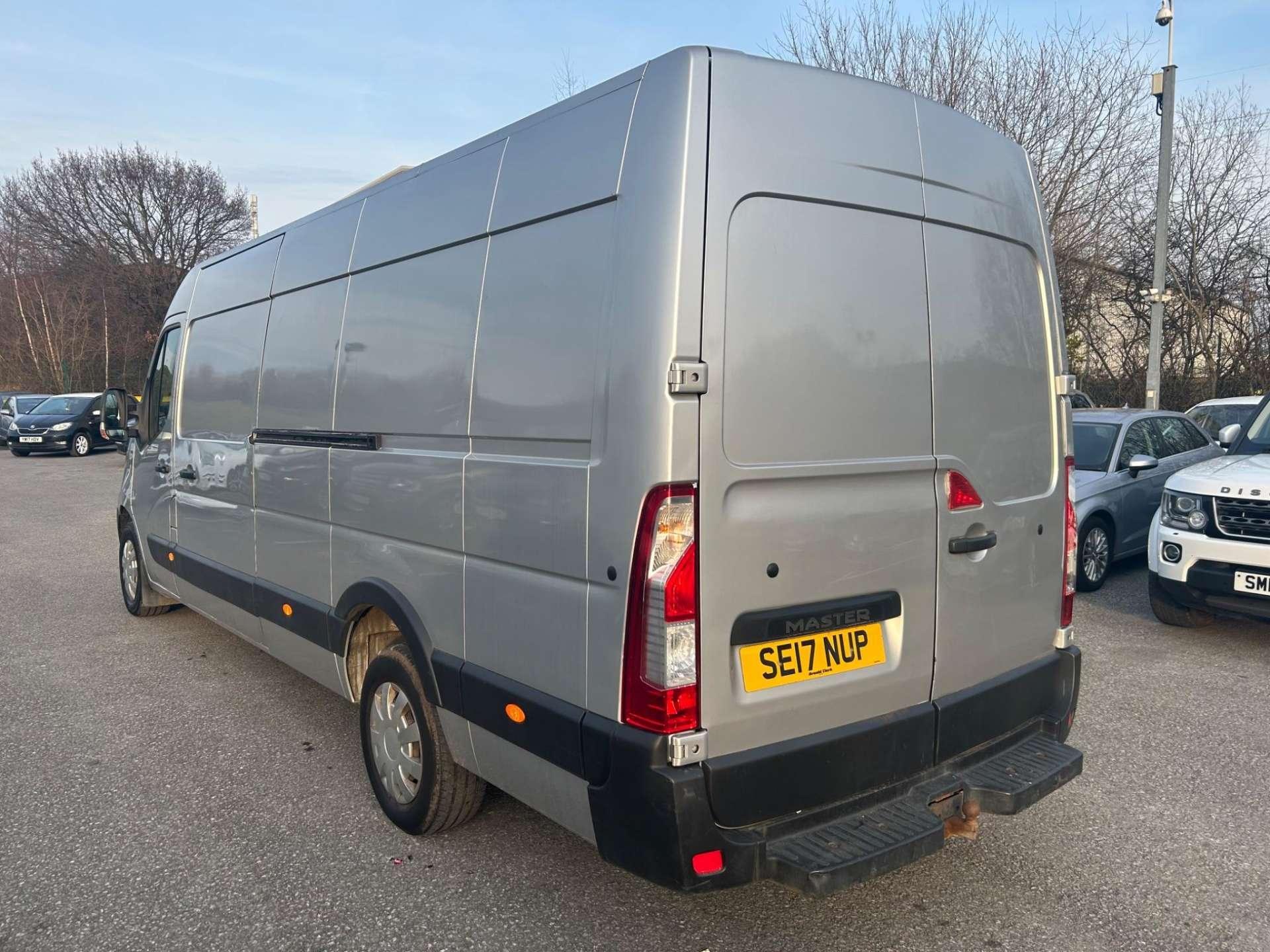Renault Master - Image 11