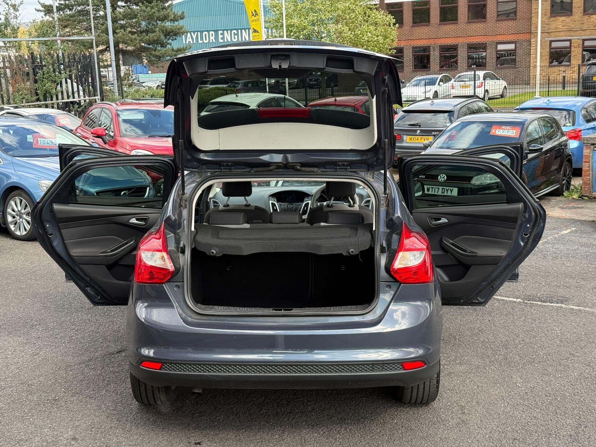 Ford Focus - Image 21