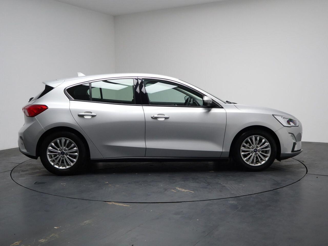 Ford Focus - Image 21