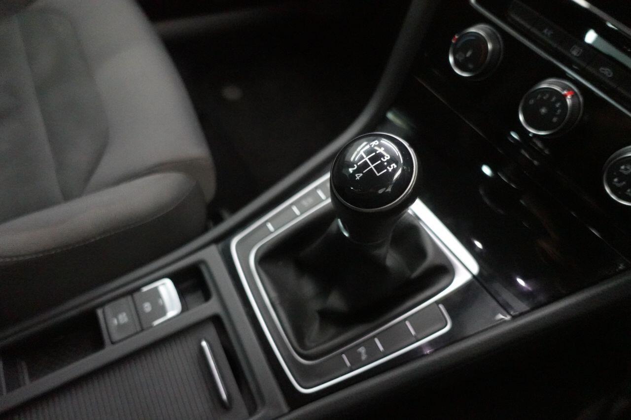Volkswagen Golf - Image 4