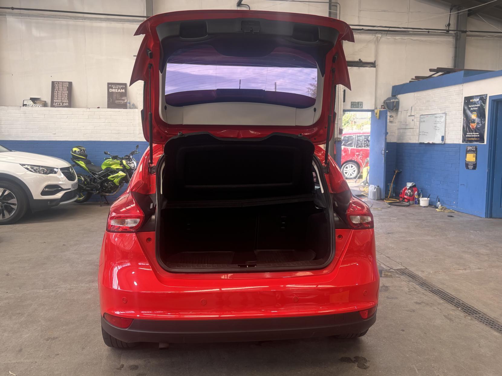Ford Focus - Image 13