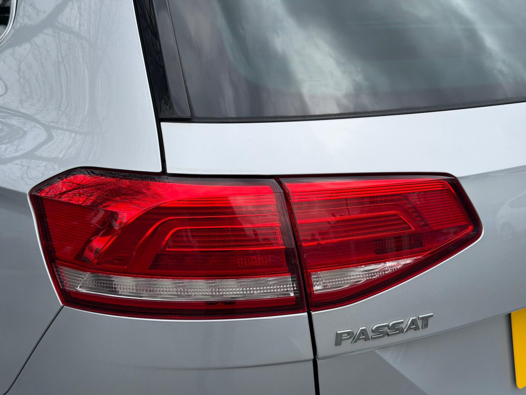 Volkswagen Passat - Image 29