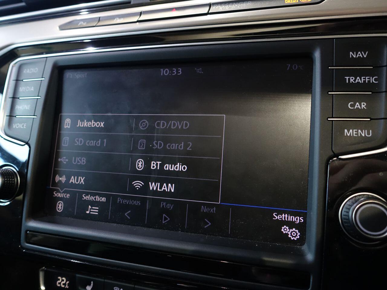 Volkswagen Passat - Image 32