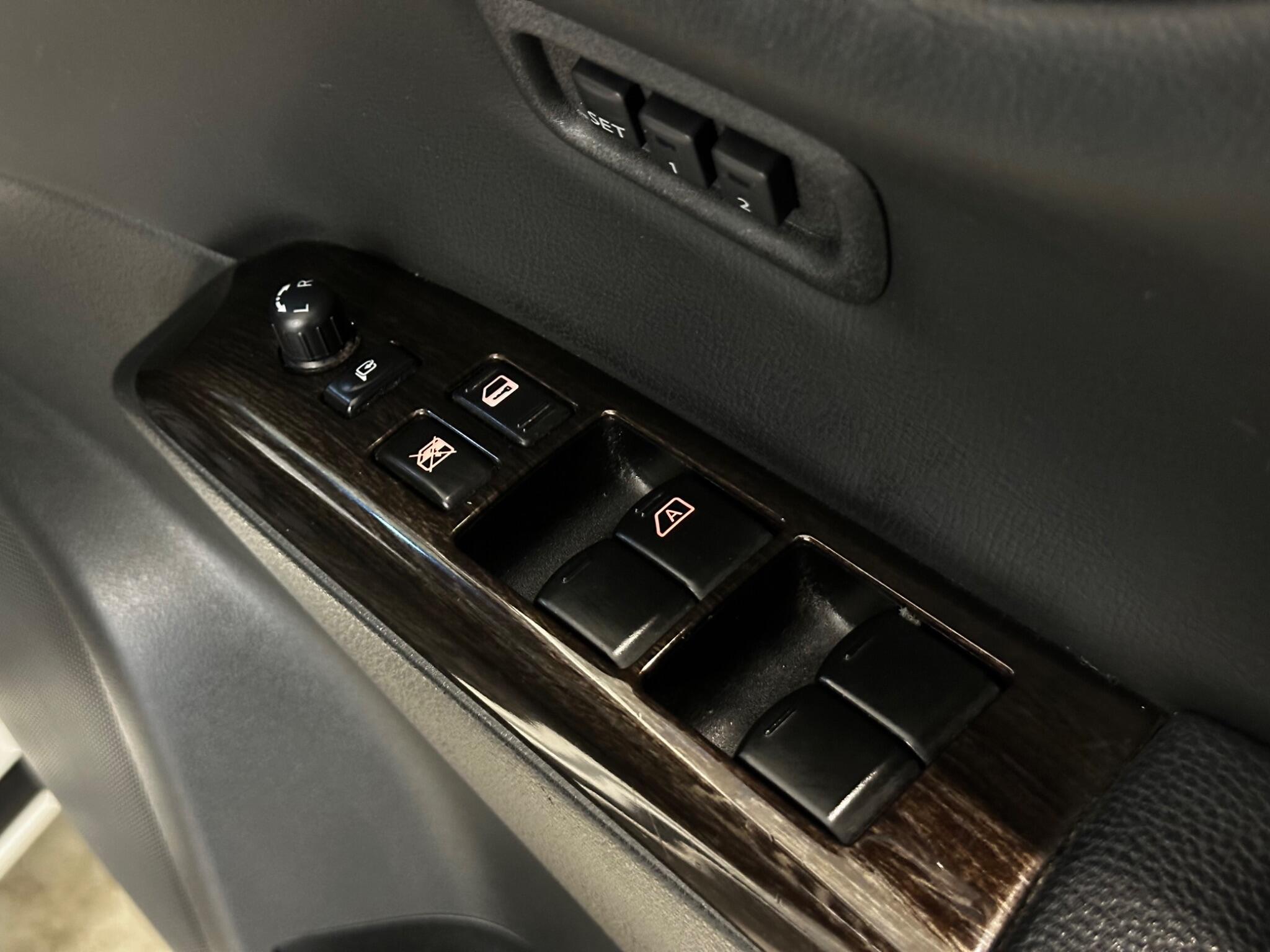 Nissan Elgrand - Image 11