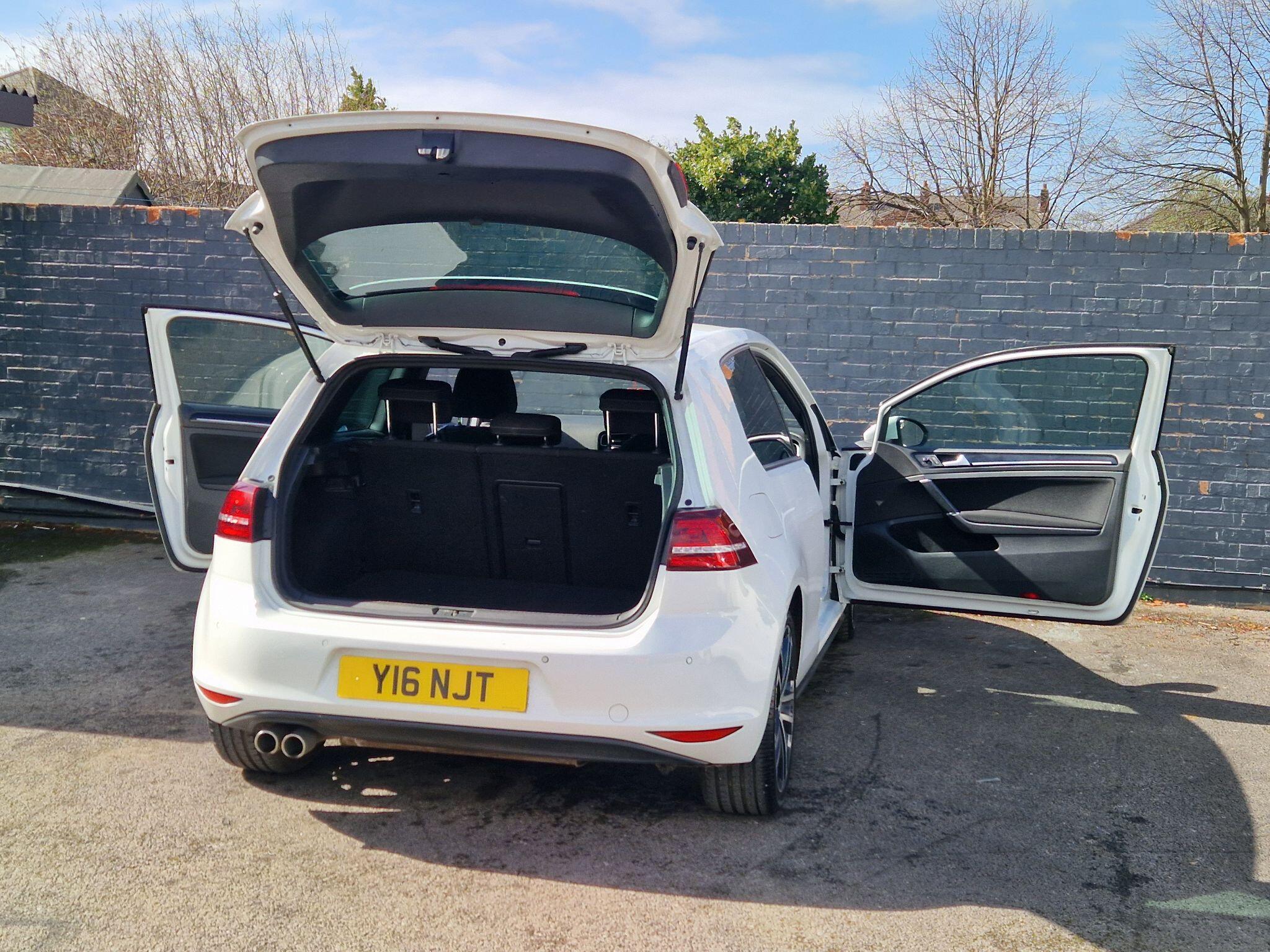 Volkswagen Golf - Image 21