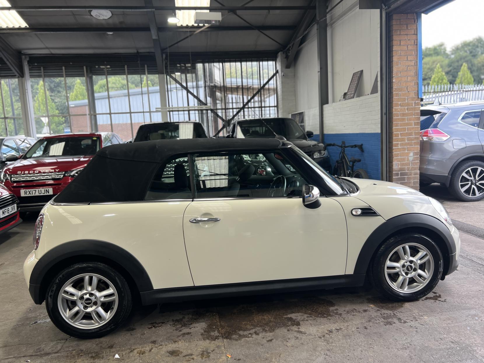 MINI Convertible - Image 10