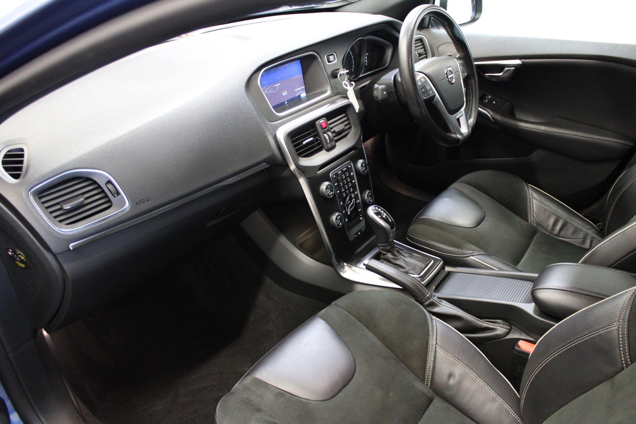 Volvo V40 - Image 2