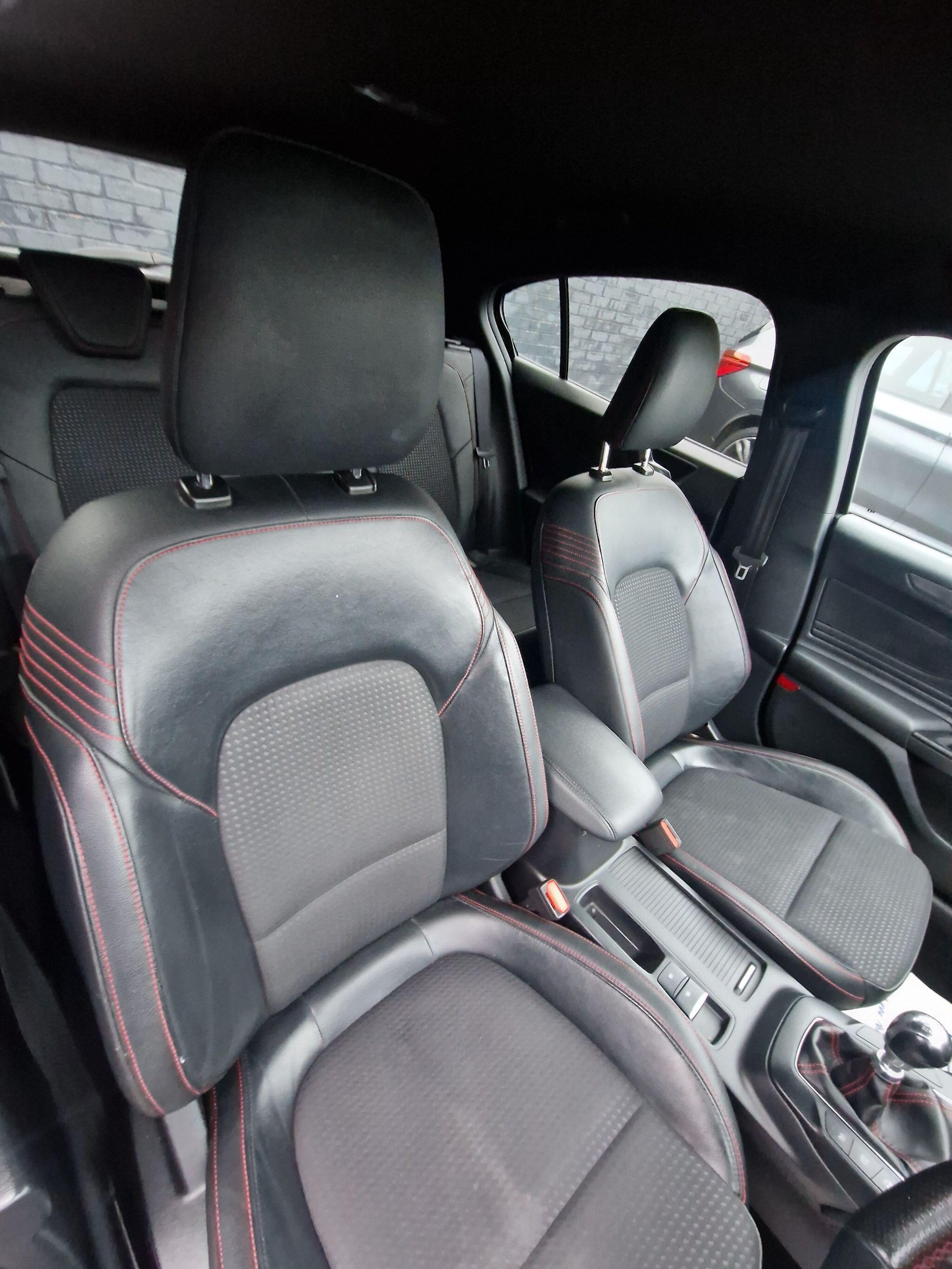 Ford Focus - Image 30