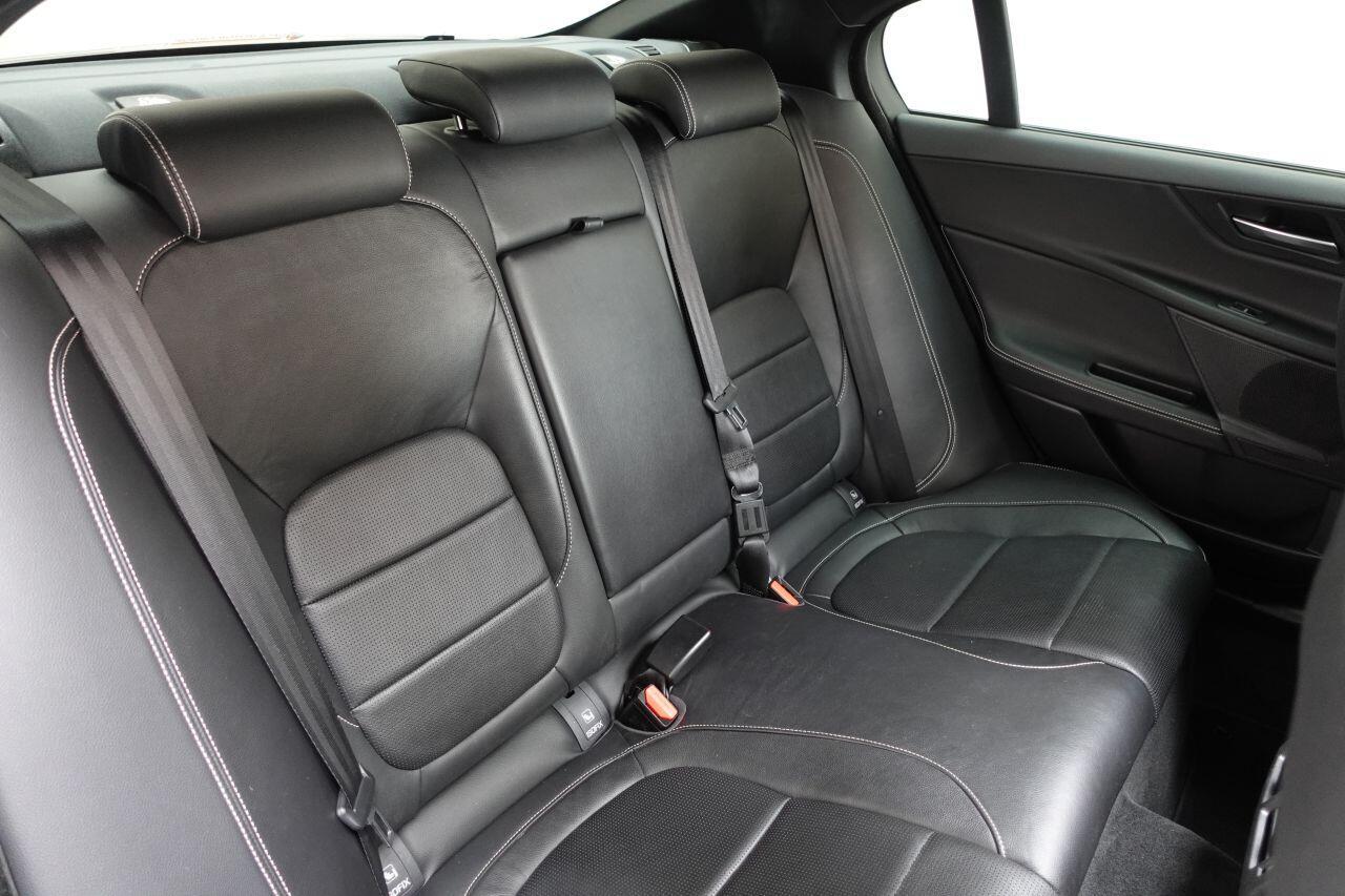 Jaguar XE - Image 10