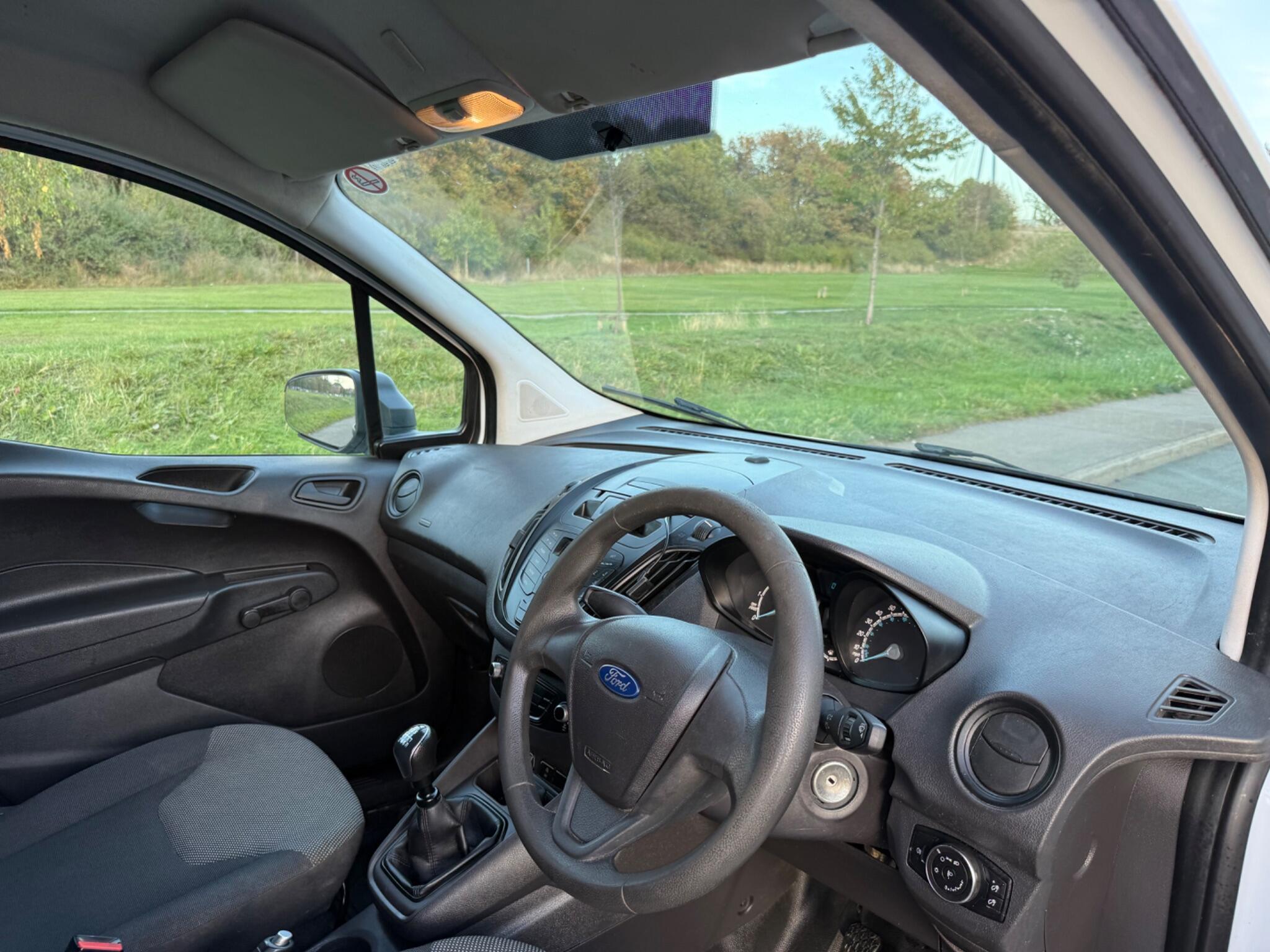 Ford Transit Courier - Image 16